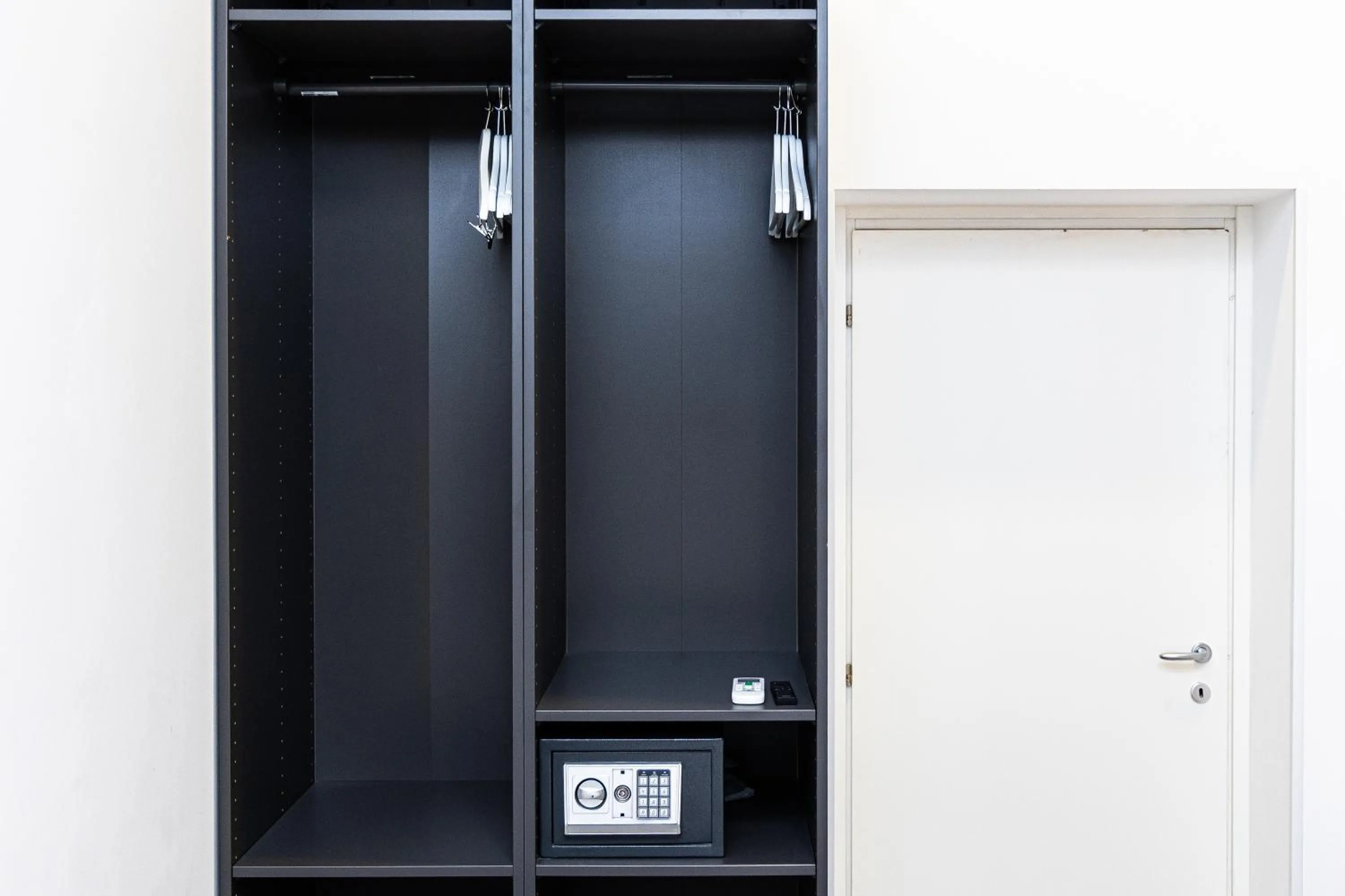 wardrobe in Hotel Castellino Roma