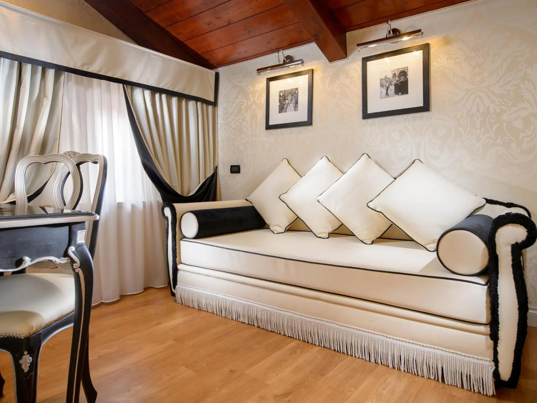 Decorative detail, Bed in Hotel Olimpia Venice, BW Signature Collection 3sup