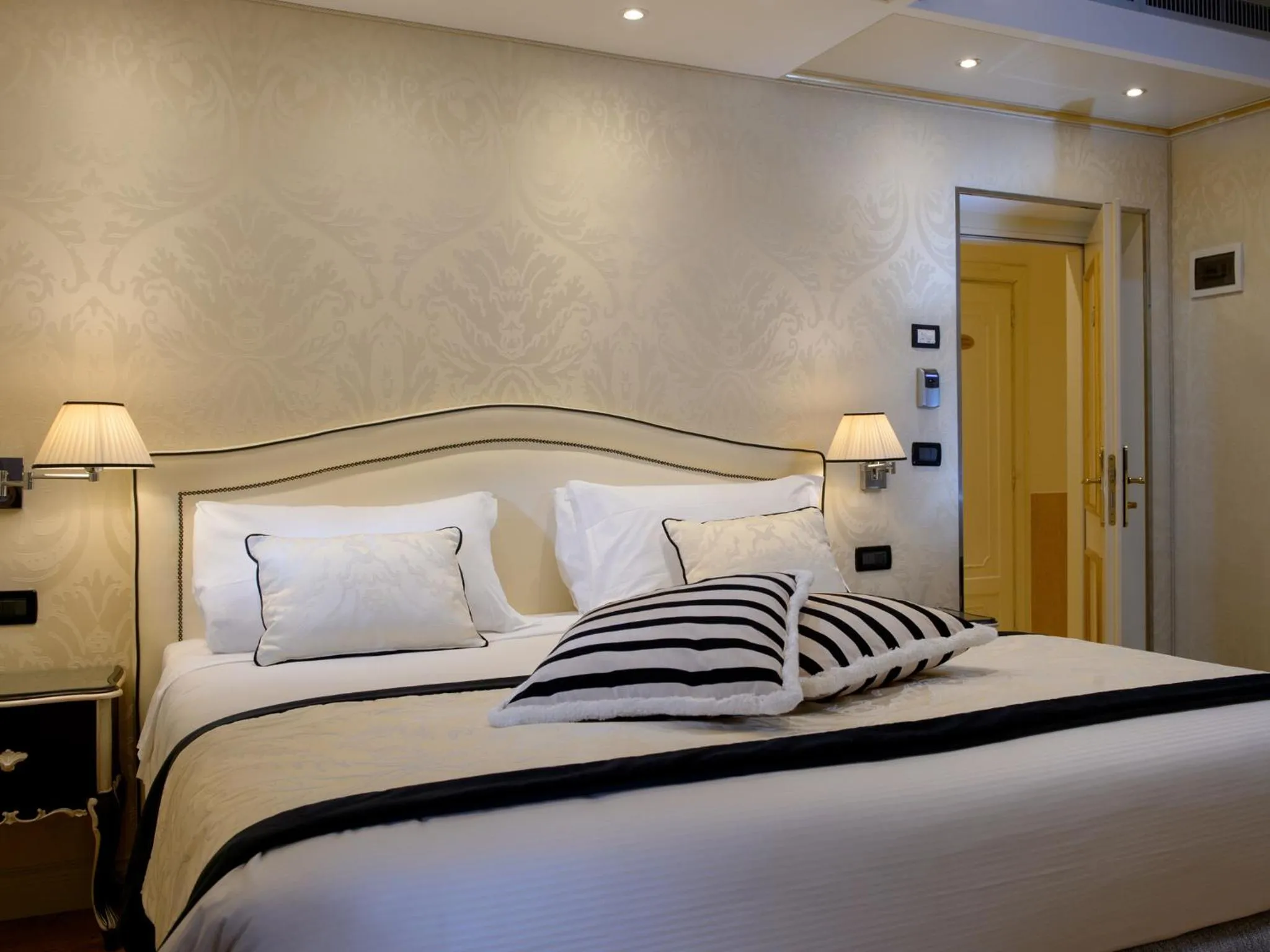 Bed in Hotel Olimpia Venice, BW Signature Collection 3sup