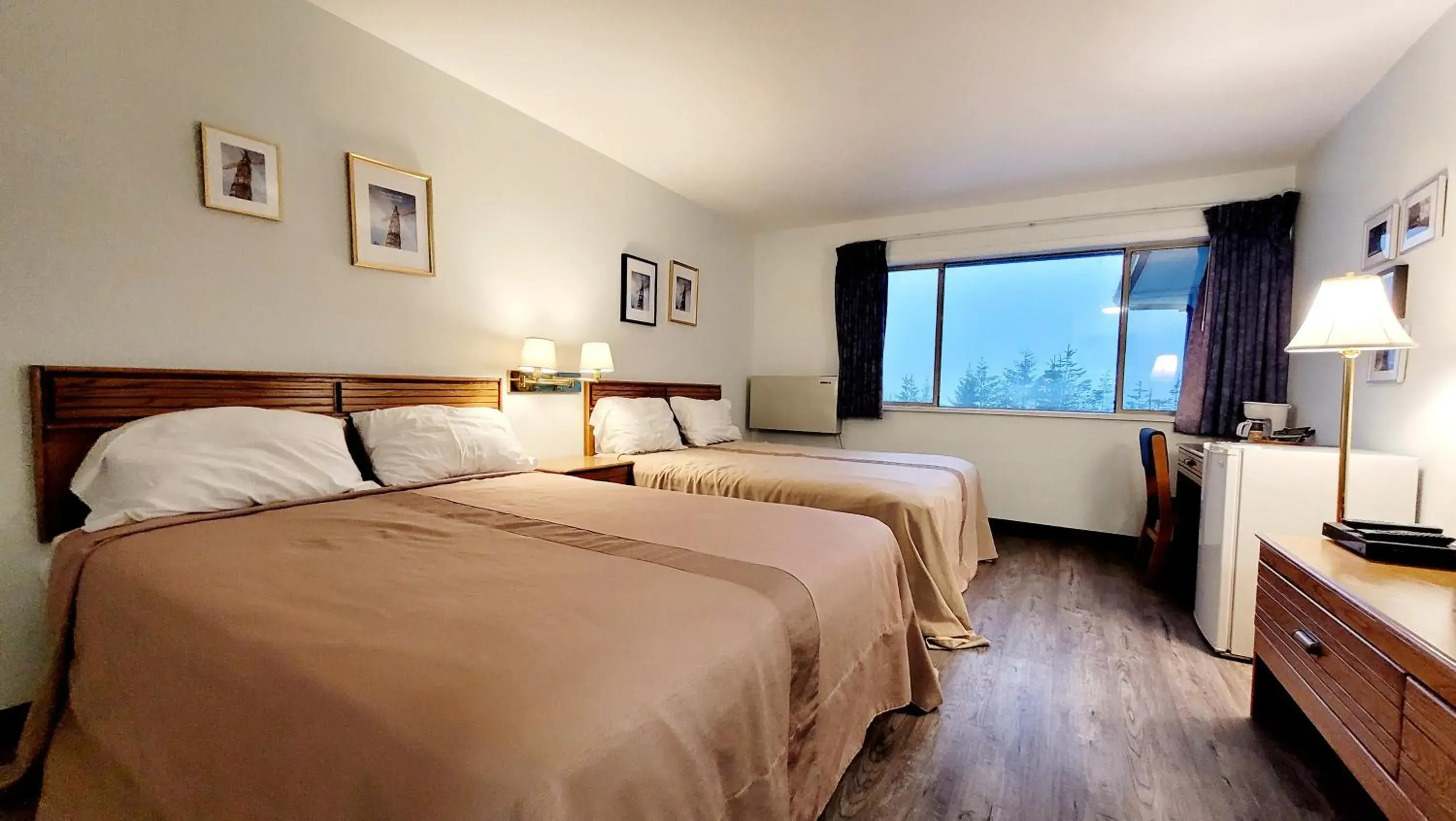 Deluxe Queen Room with Two Queen Beds in Ridgeview Motor Inn Deluxe Queen Room with Two Queen Beds in Ridgeview Motor Inn