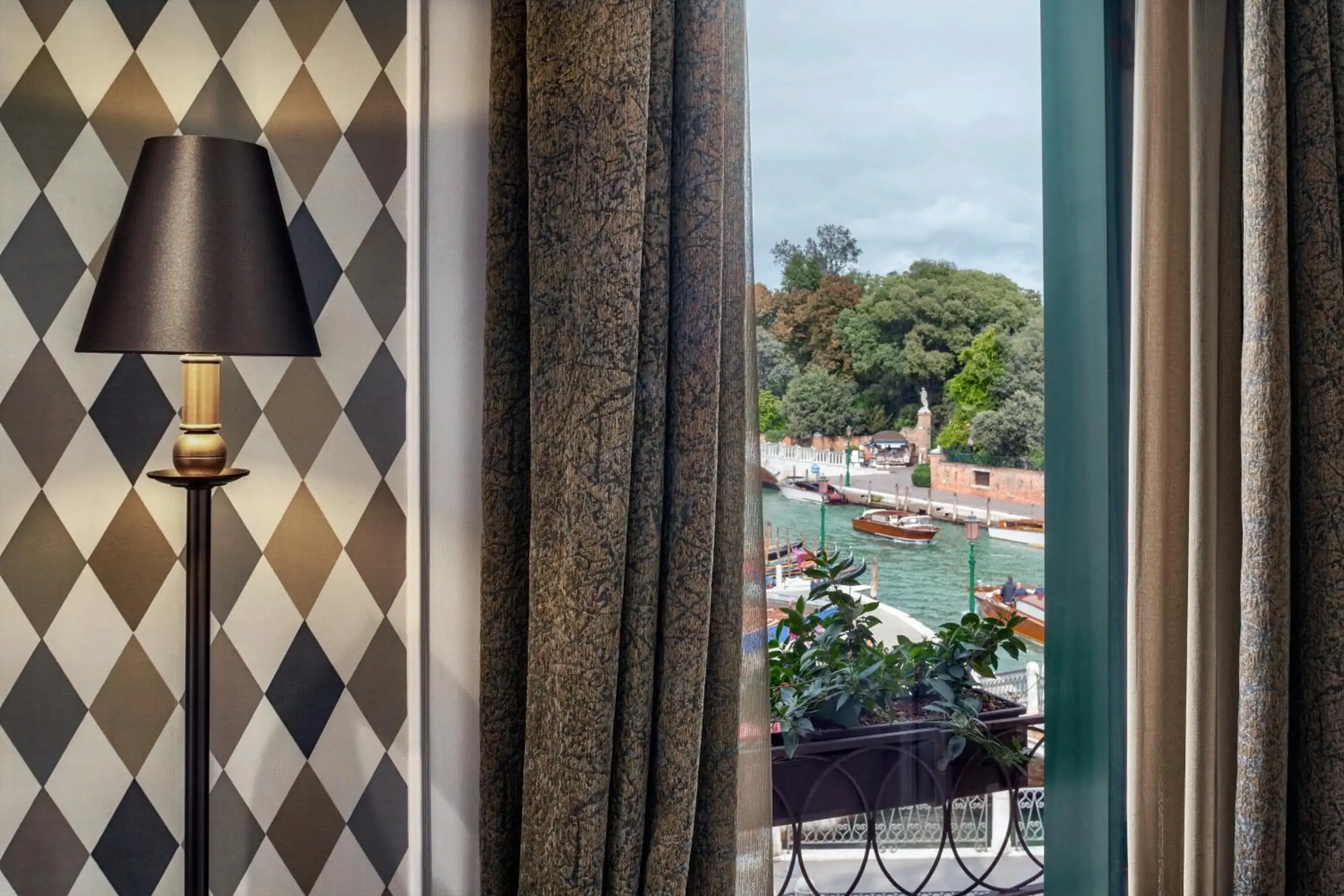 Executive Double Room with Canal View in Hotel Arlecchino Executive Double Room with Canal View in Hotel Arlecchino