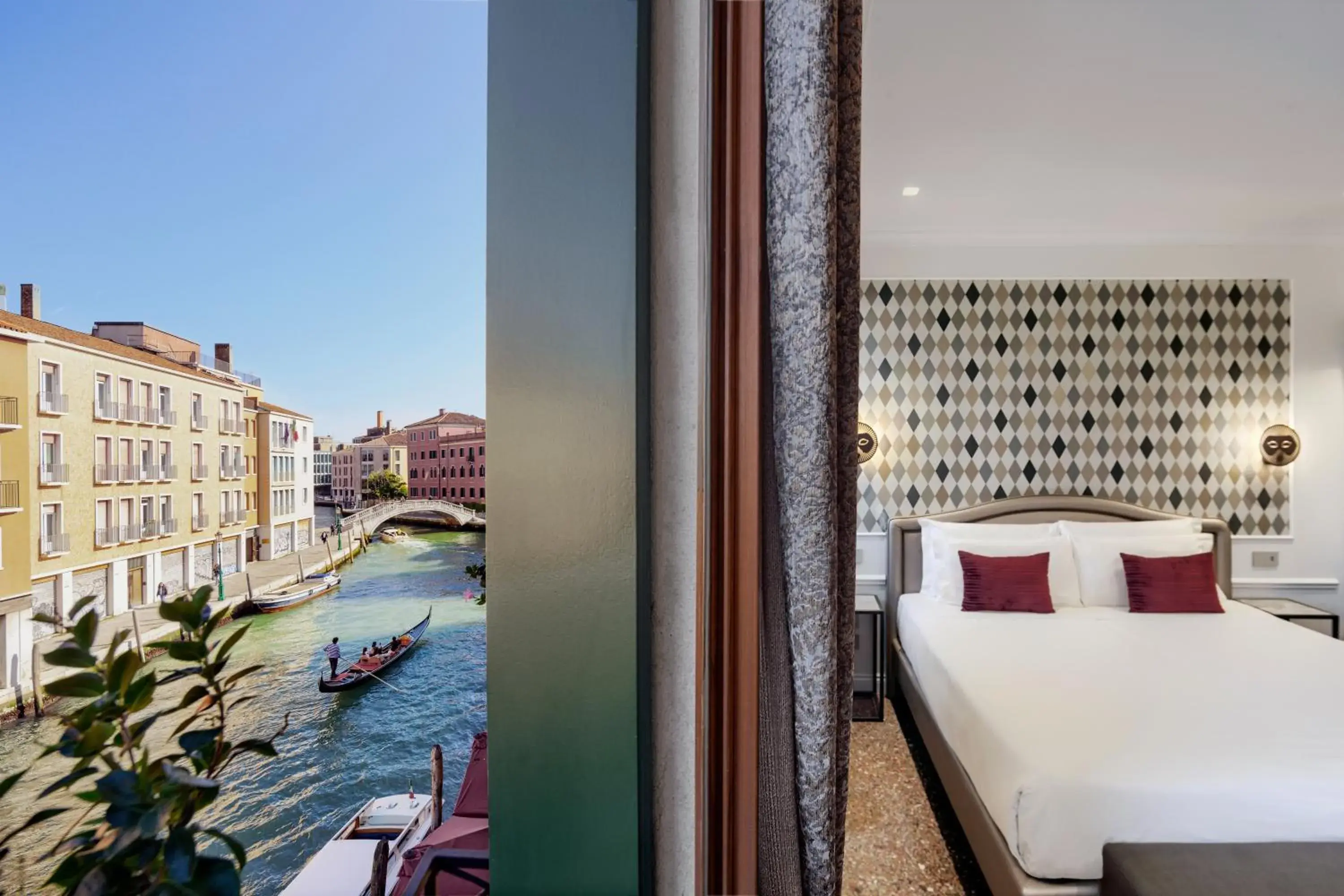 Double Room with Canal View in Hotel Arlecchino Double Room with Canal View in Hotel Arlecchino