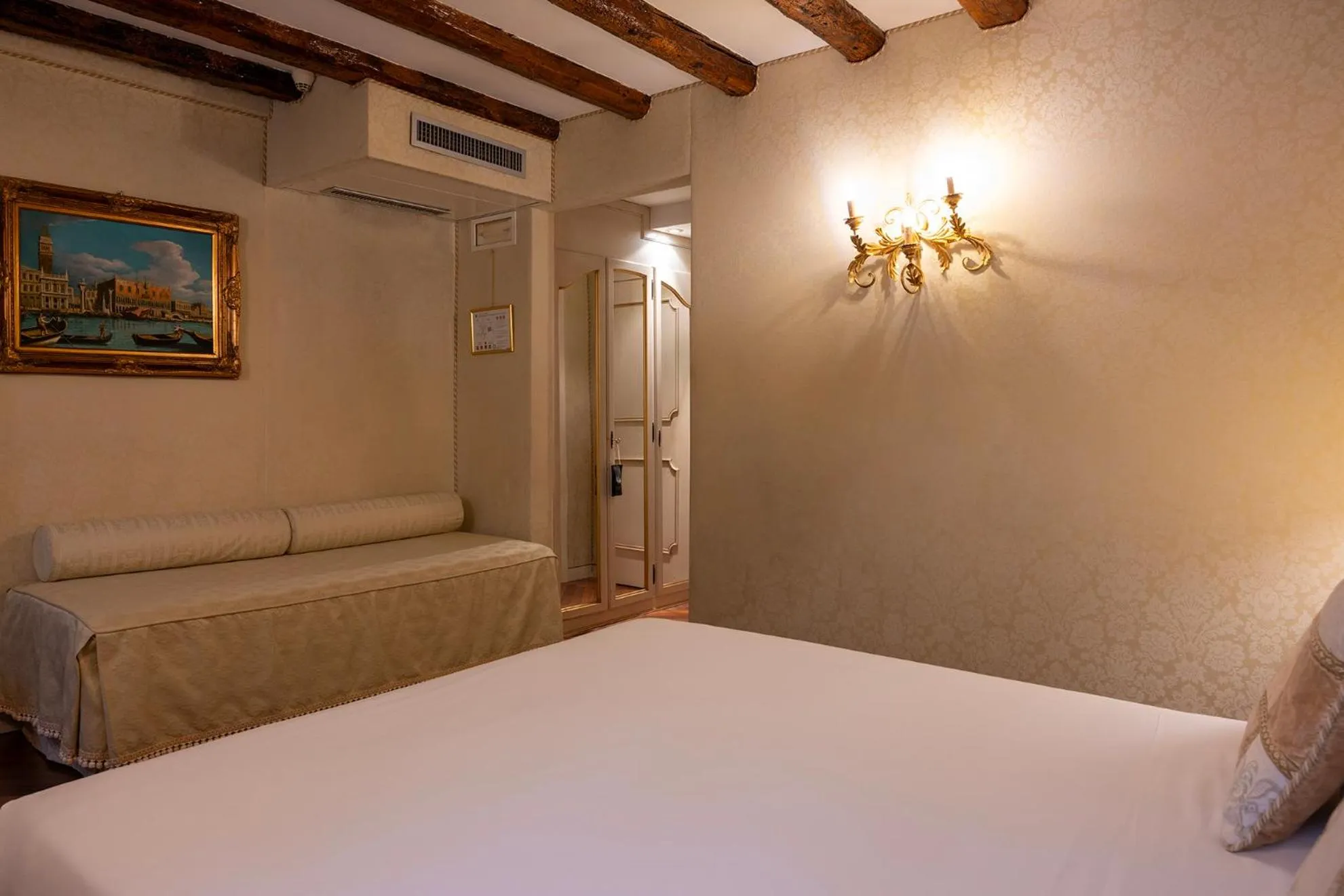 Bed in Hotel Antico Doge - a Member of Elizabeth Hotel Group