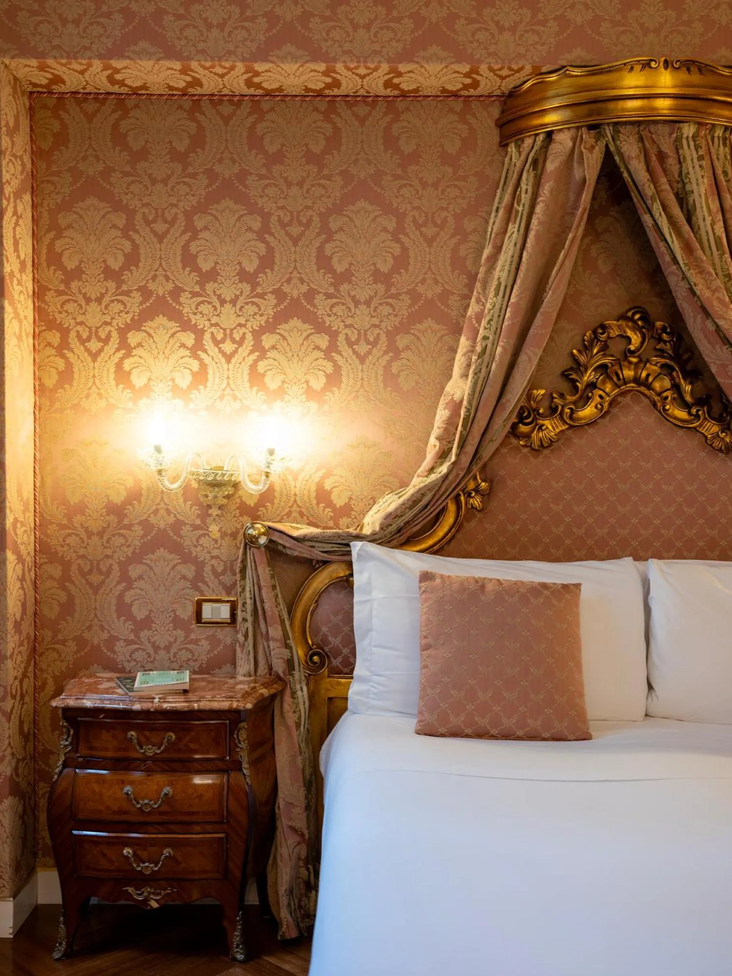 Bed in Hotel Antico Doge - a Member of Elizabeth Hotel Group