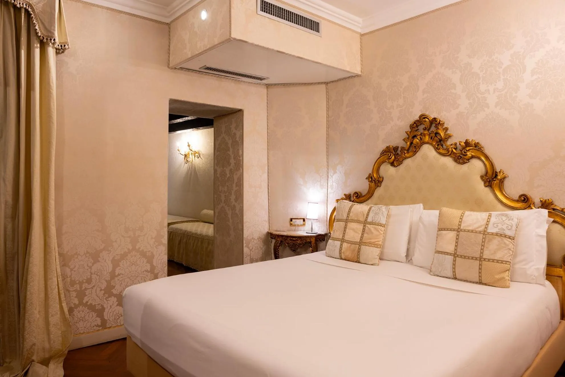 Bed in Hotel Antico Doge - a Member of Elizabeth Hotel Group