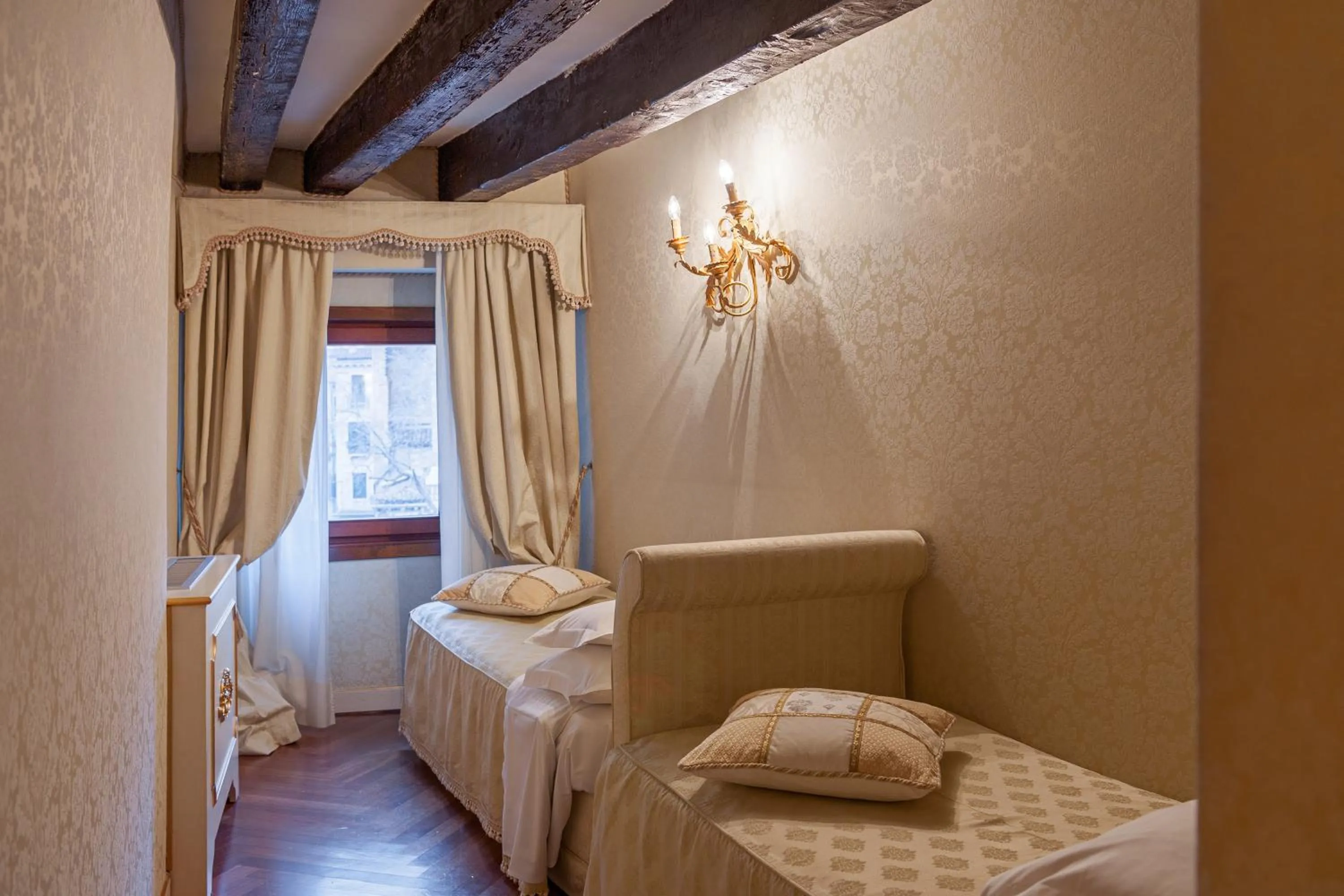 Bed in Hotel Antico Doge - a Member of Elizabeth Hotel Group