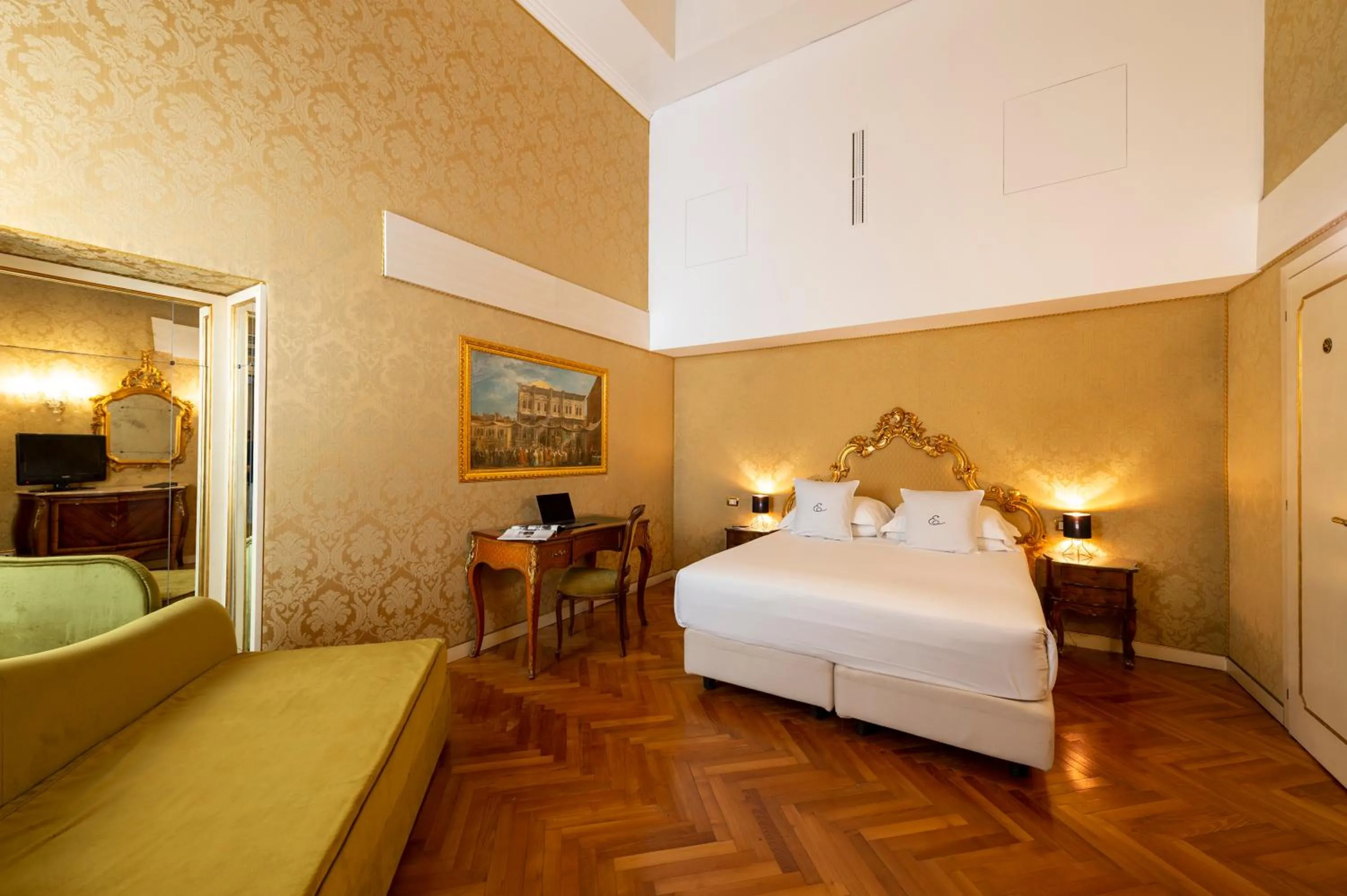 Bed in Hotel Antico Doge - a Member of Elizabeth Hotel Group