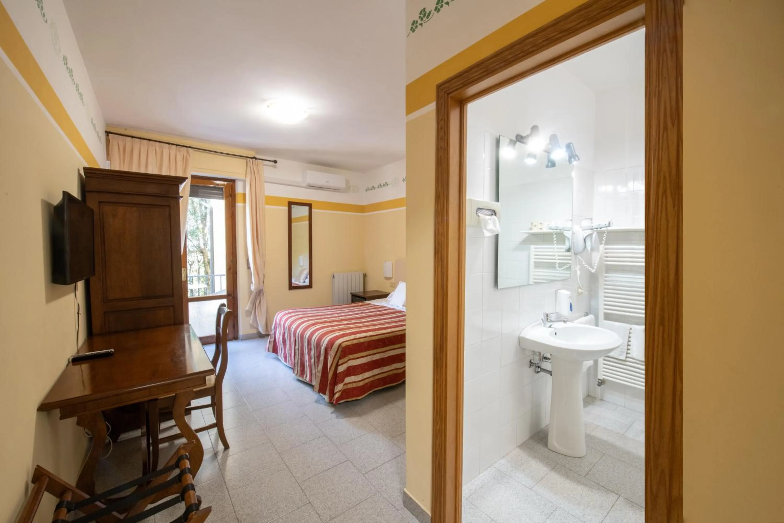 Bathroom, Bed in Le Volpaie