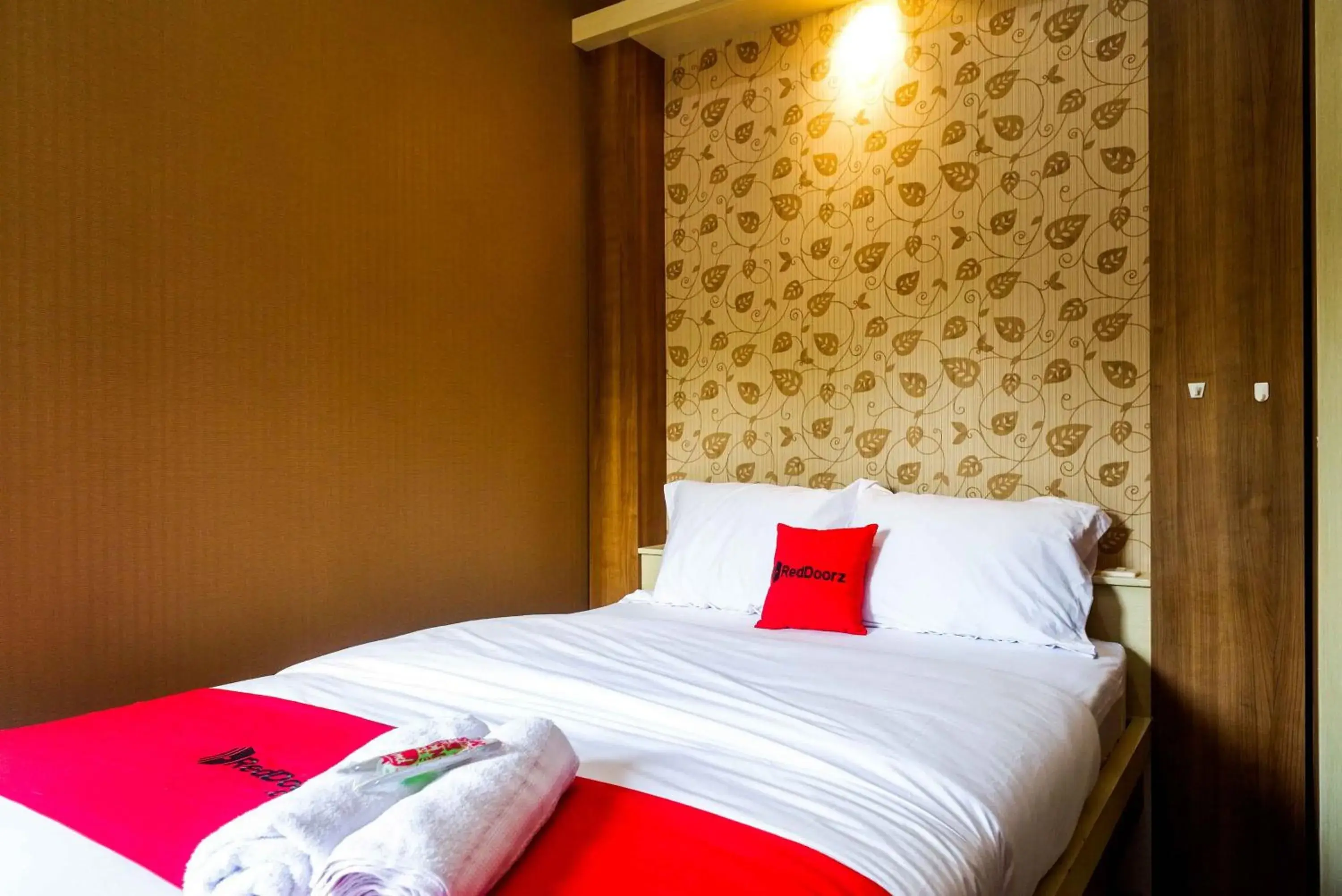 Standard Double Room in RedDoorz near Simpang Tujuh Kudus Standard Double Room in RedDoorz near Simpang Tujuh Kudus