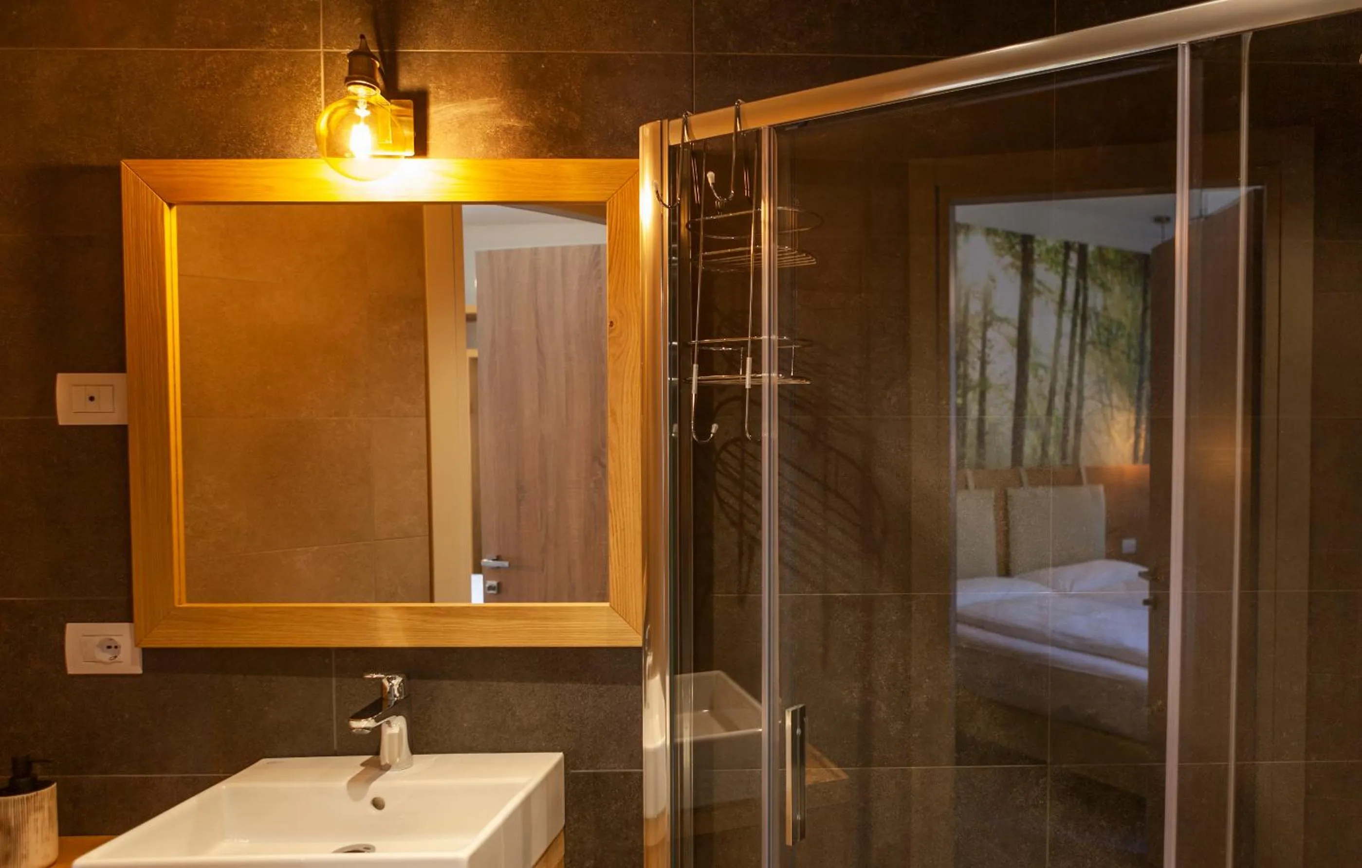 Shower, Bed in epOche Hotel Zanella 1889