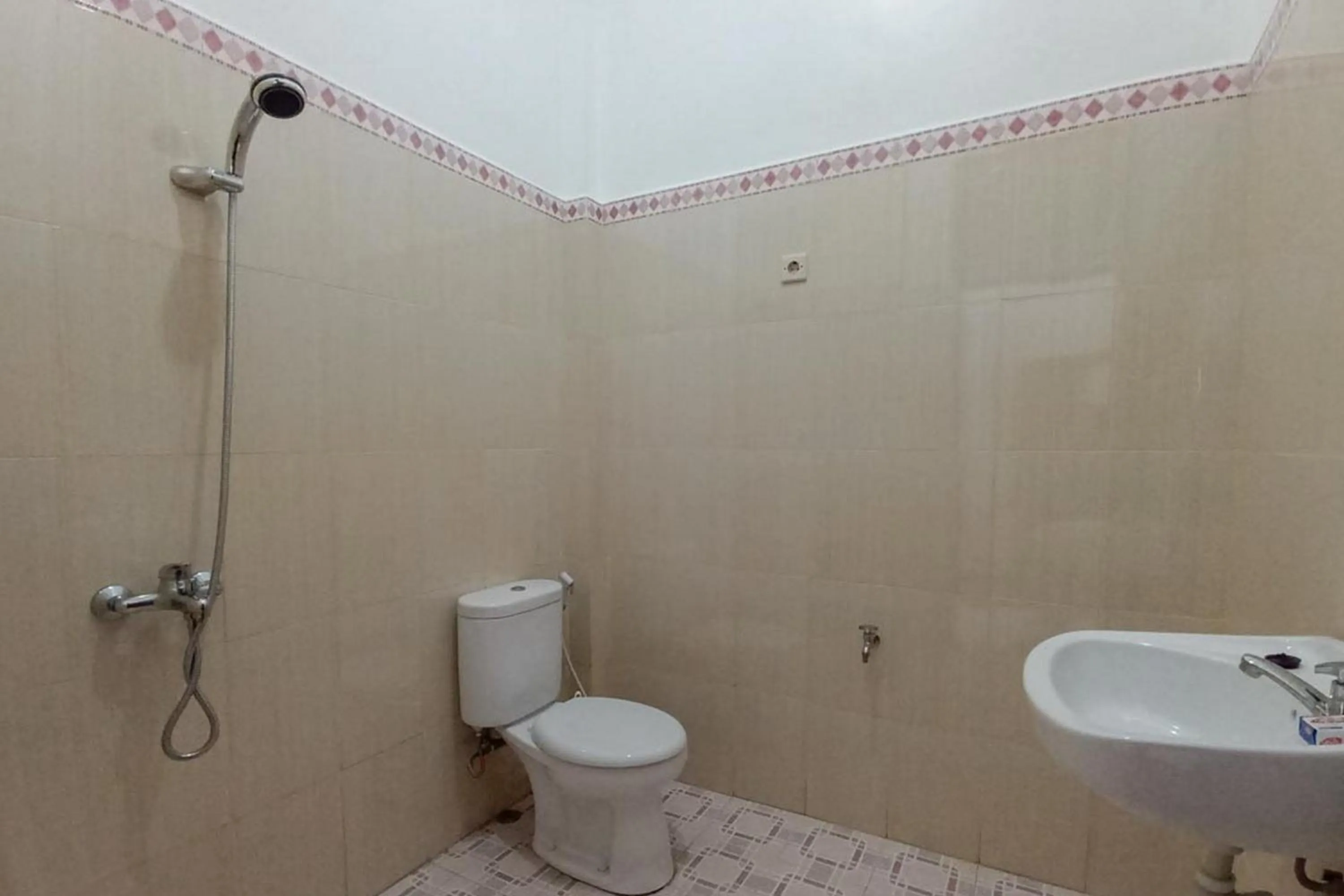 Bathroom in RedDoorz Syariah at Abemoch Kampkey