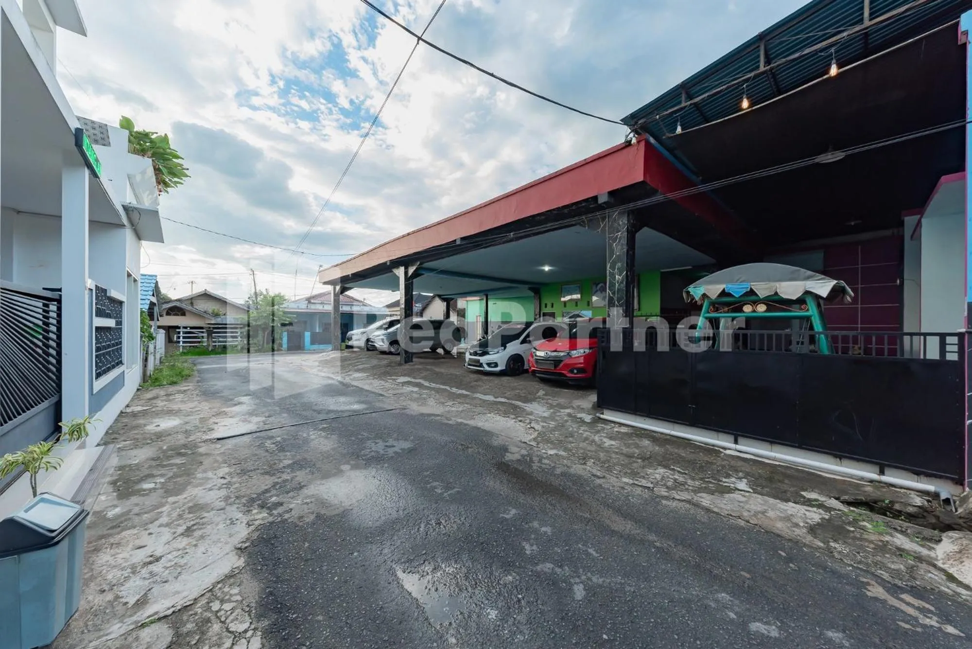 Parking in Ana Guest House Syariah Mitra RedDoorz