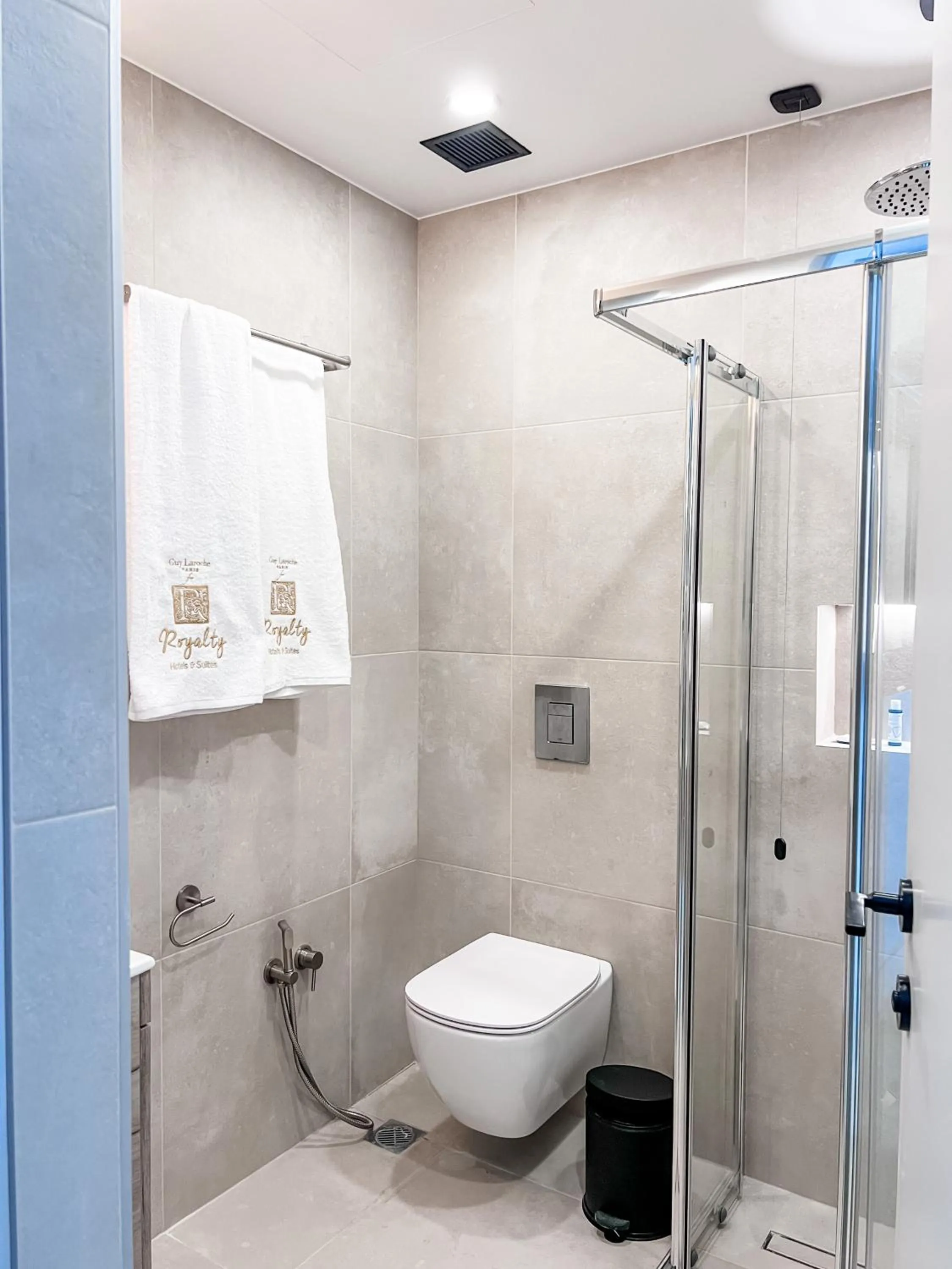 Shower in Royalty Suites Psyrri