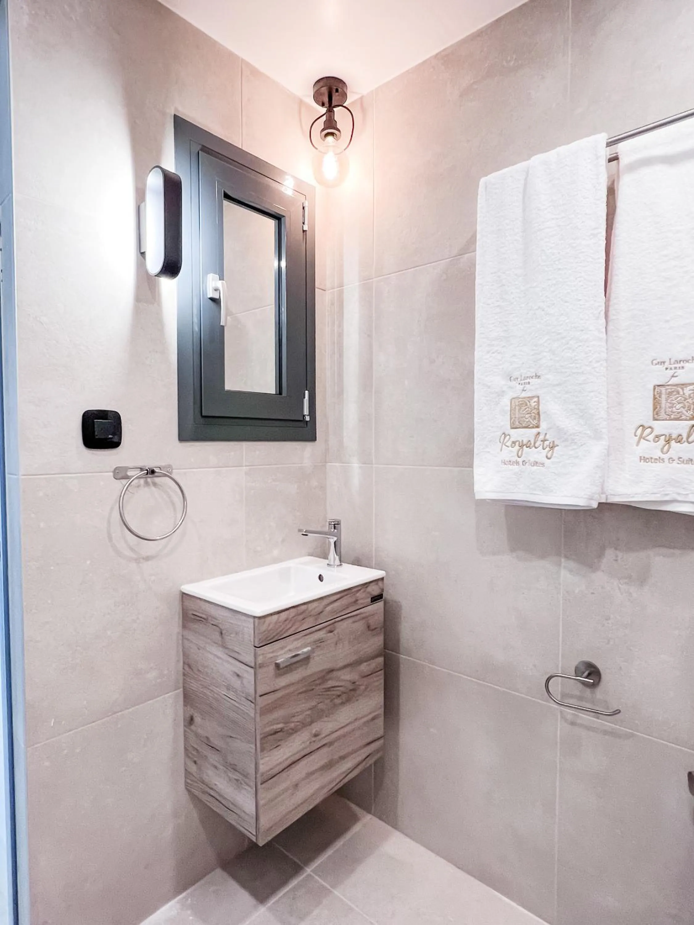 Bathroom in Royalty Suites Psyrri