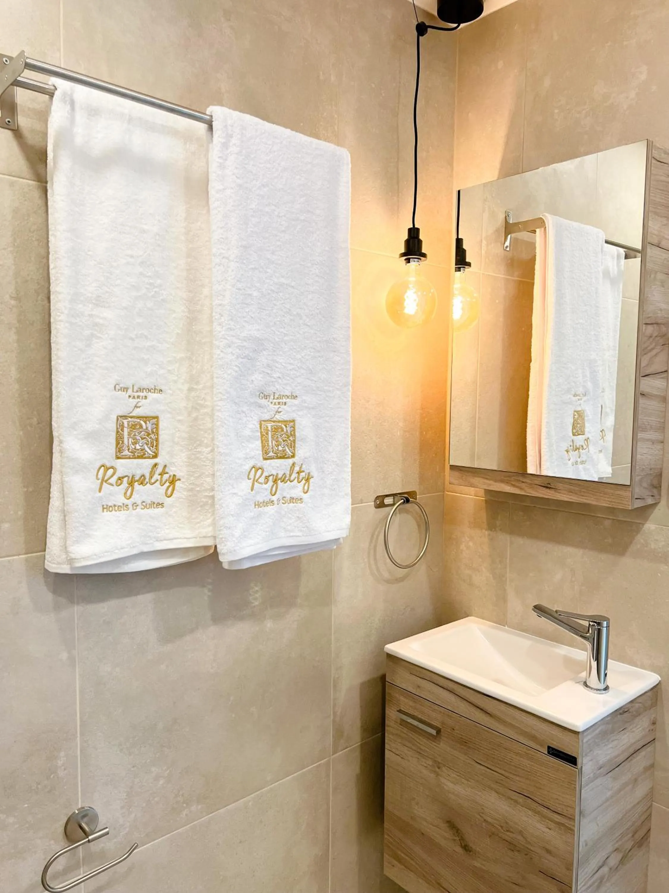 towels in Royalty Suites Psyrri