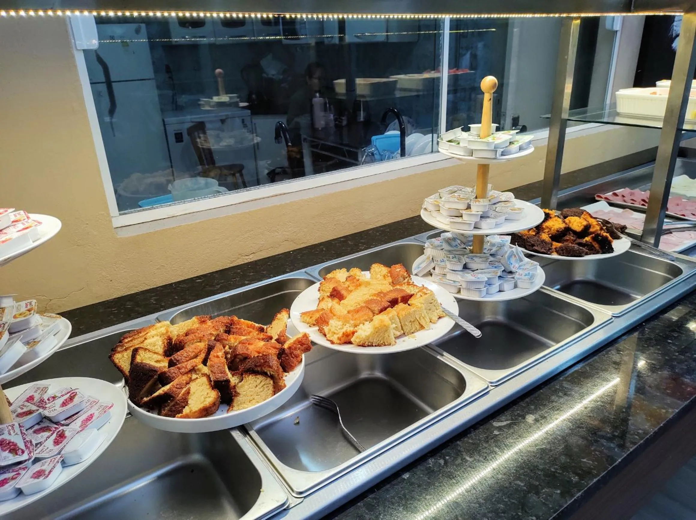 Restaurant/places to eat in Novohotel Express