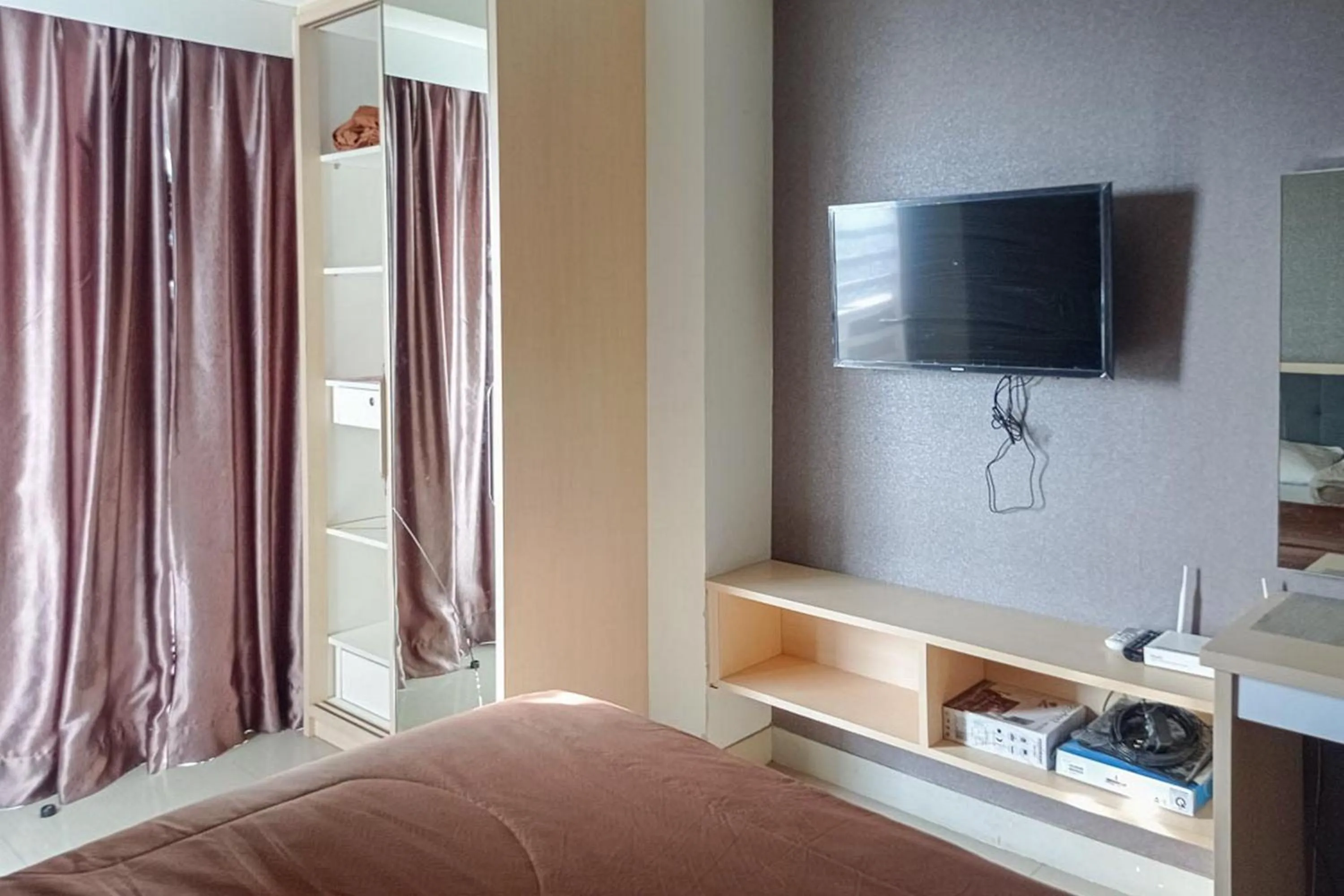 TV and multimedia, Bed in RedLiving Apartemen Grand Kamala Lagoon - Pekayon Tower Barclay North