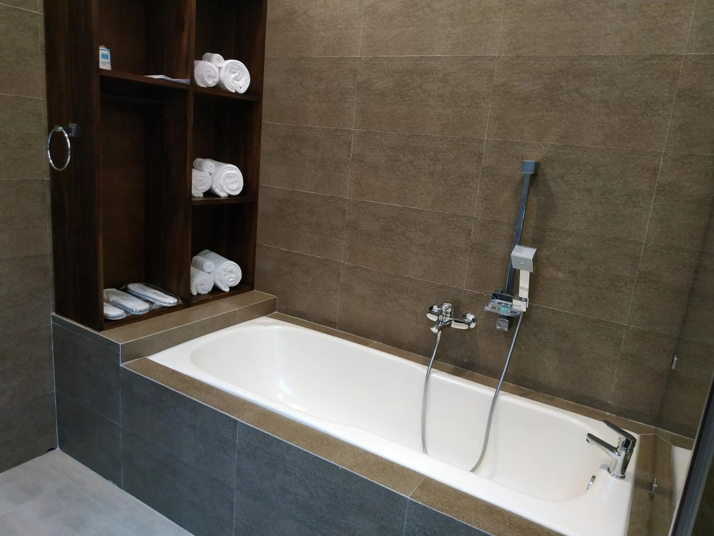 Shower in Sigiriya Cashew Palace Resort