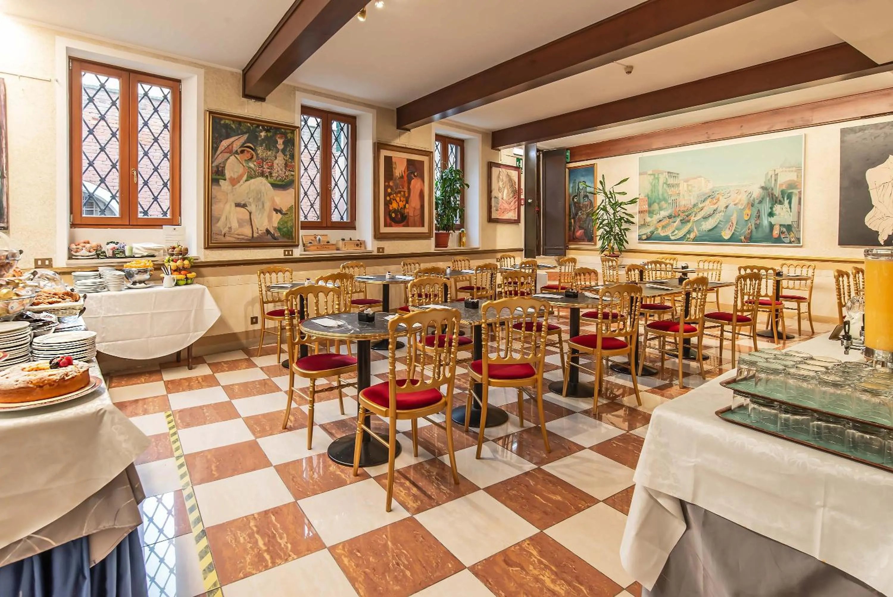 Breakfast in Hotel La Fenice et Des Artistes