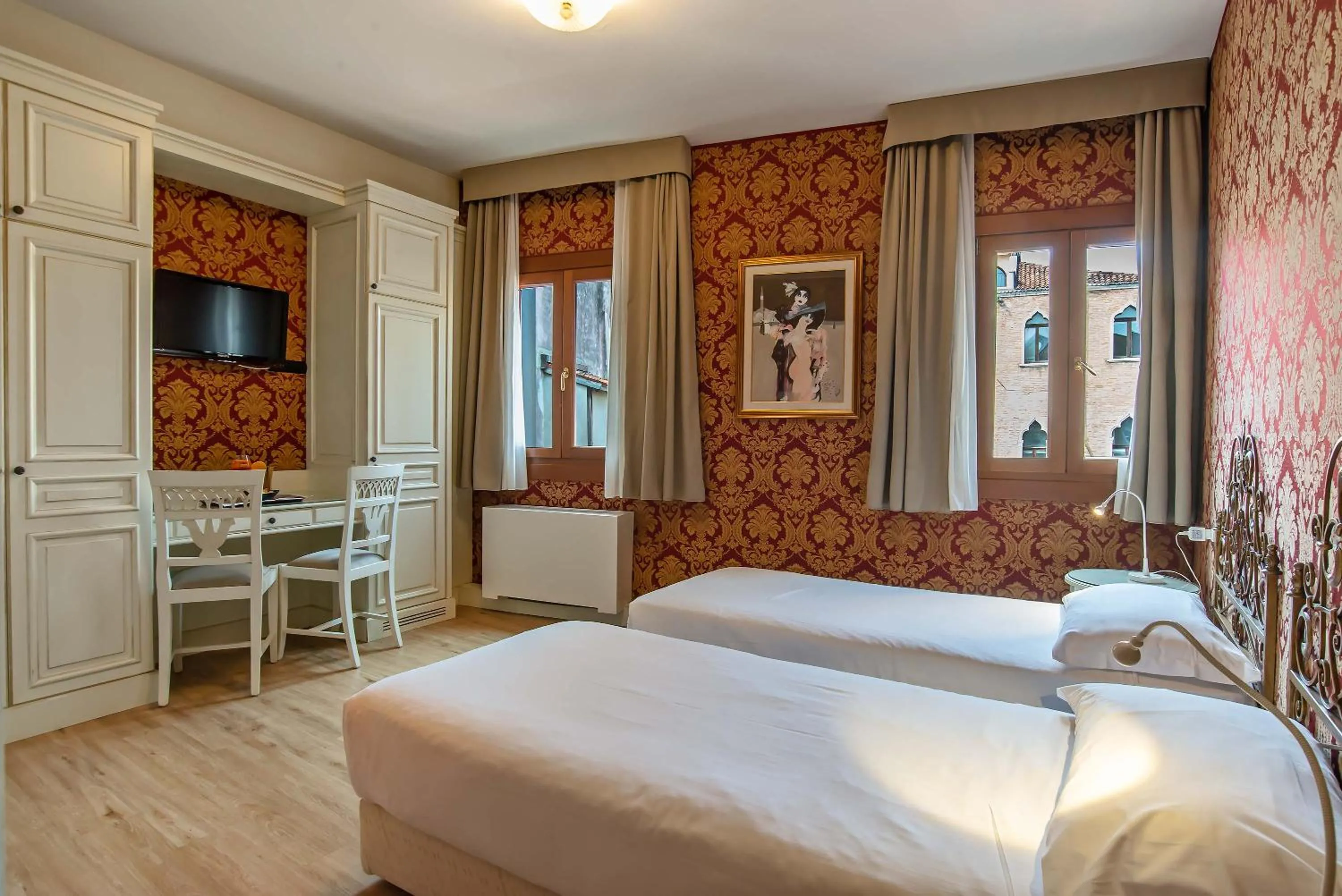 Bedroom, Bed in Hotel La Fenice et Des Artistes
