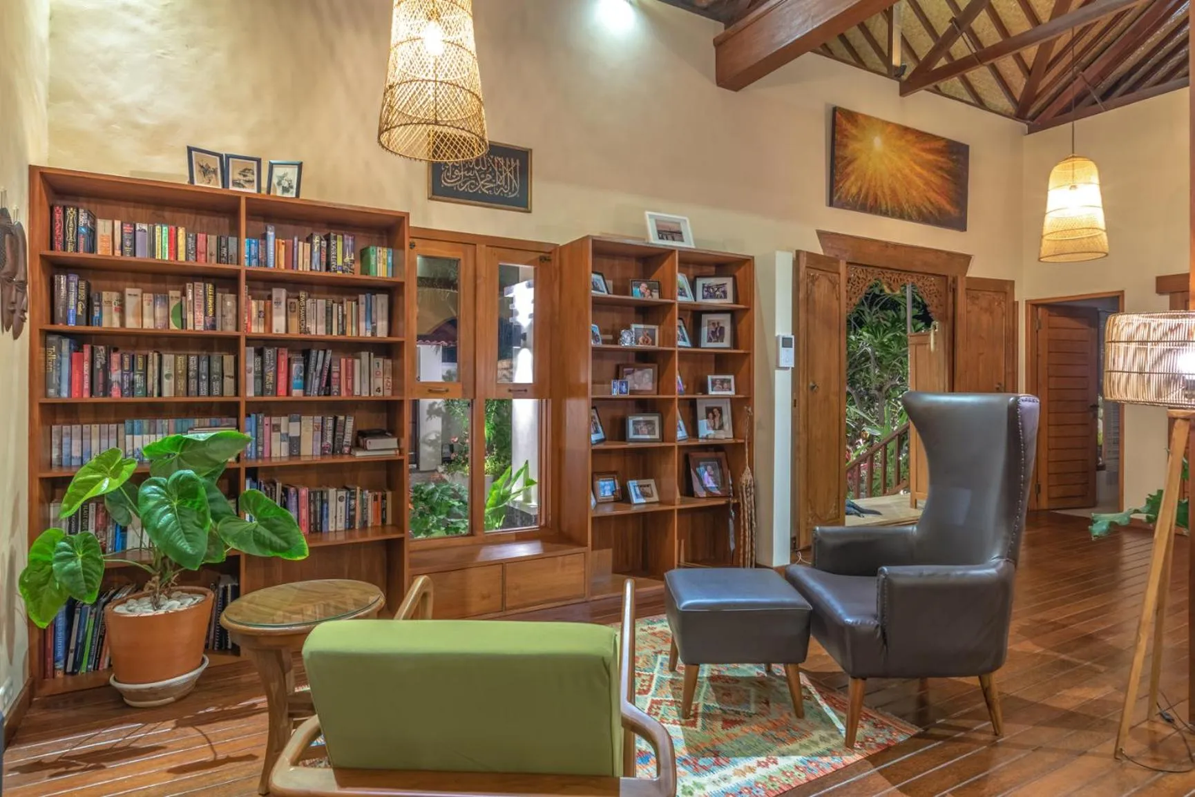 Library in Villa Mata Hari