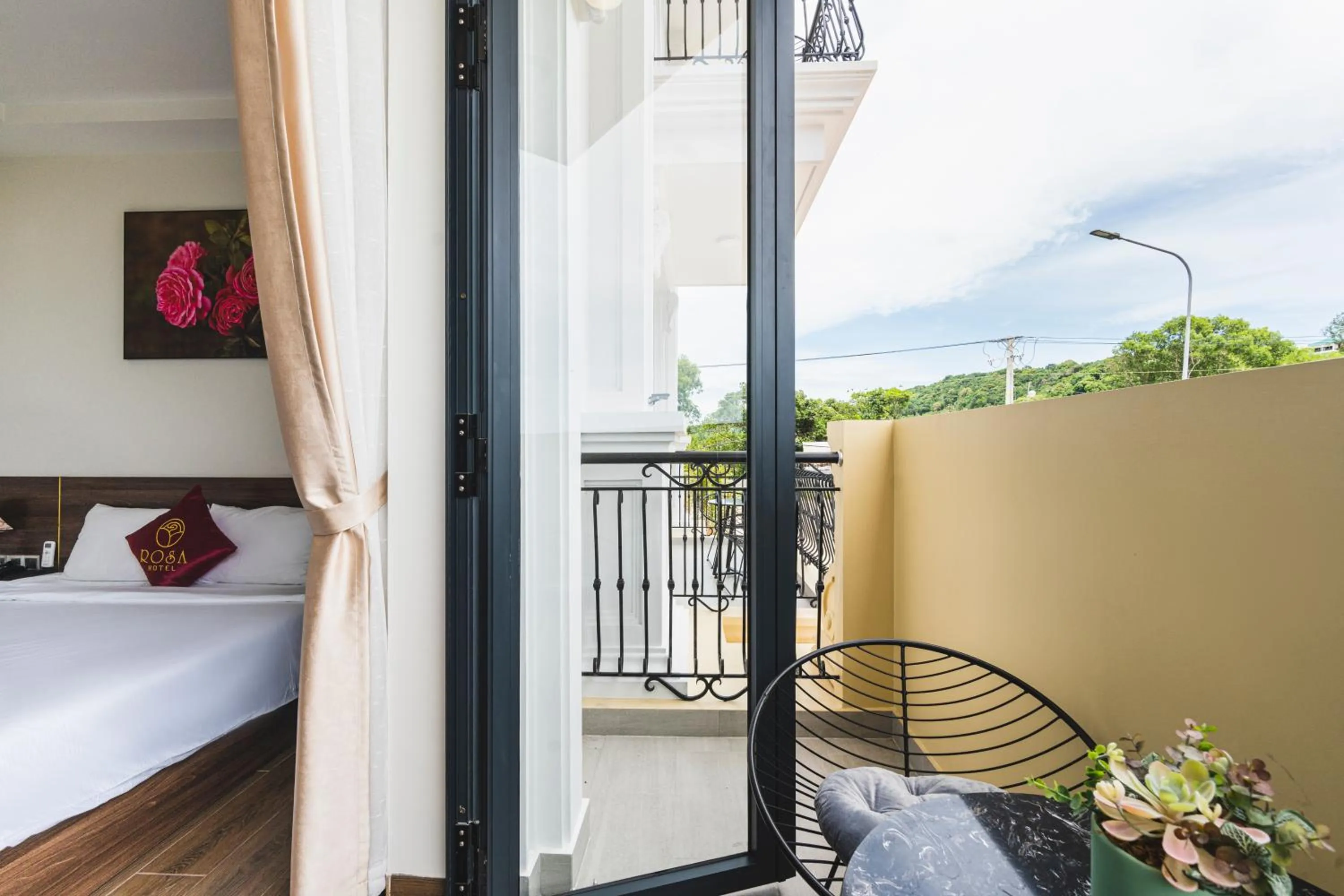 Balcony/Terrace, Bed in City Center Rosa Hotel