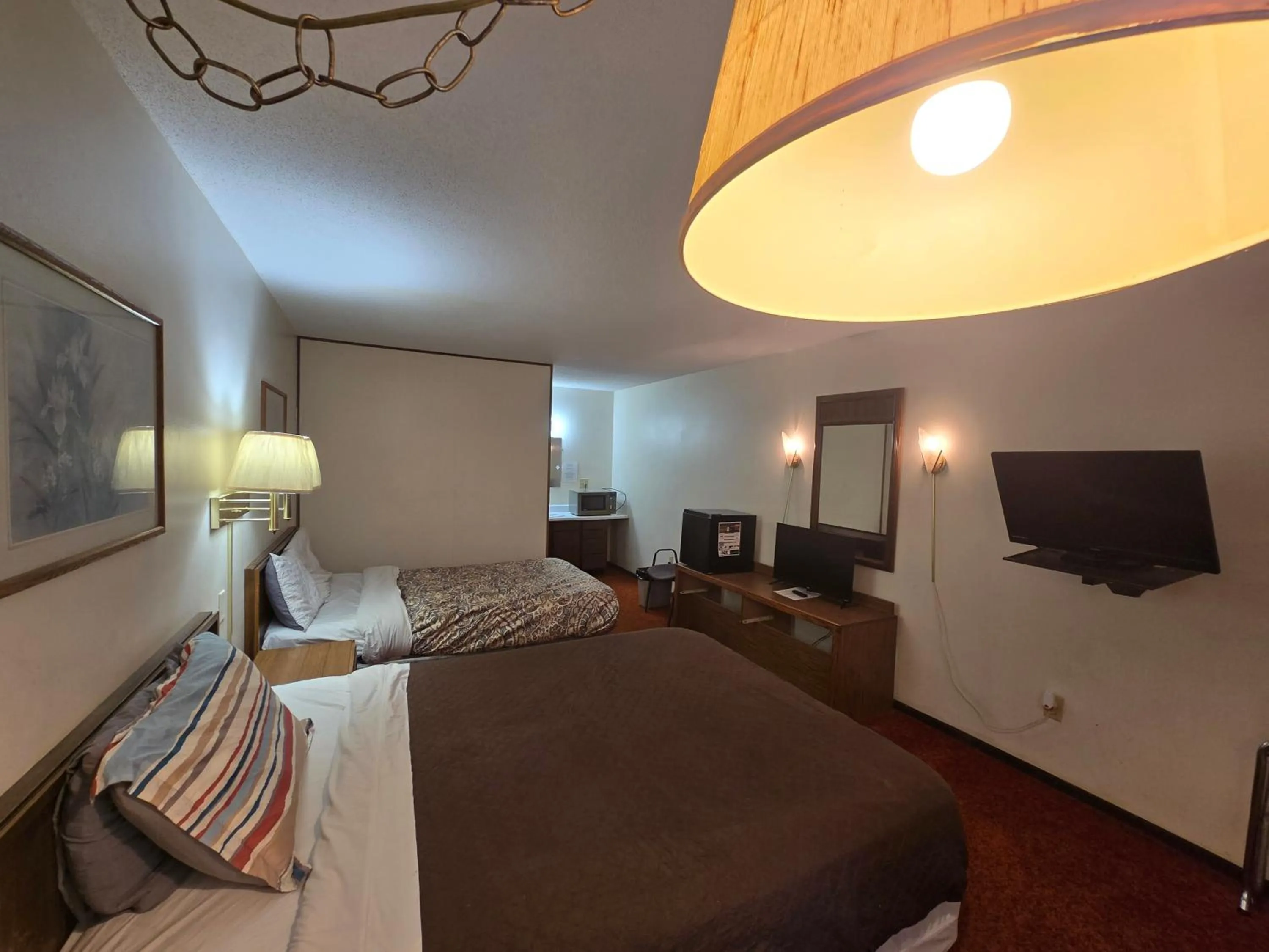 Bedroom, Bed in OYO Sandman Inn