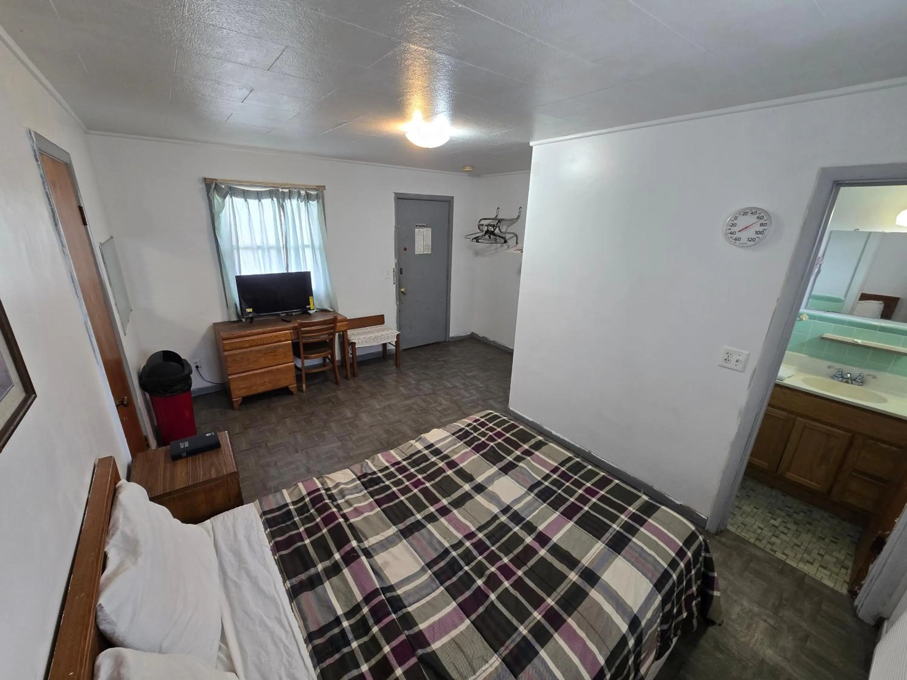 Bedroom, Bed in OYO Sandman Inn