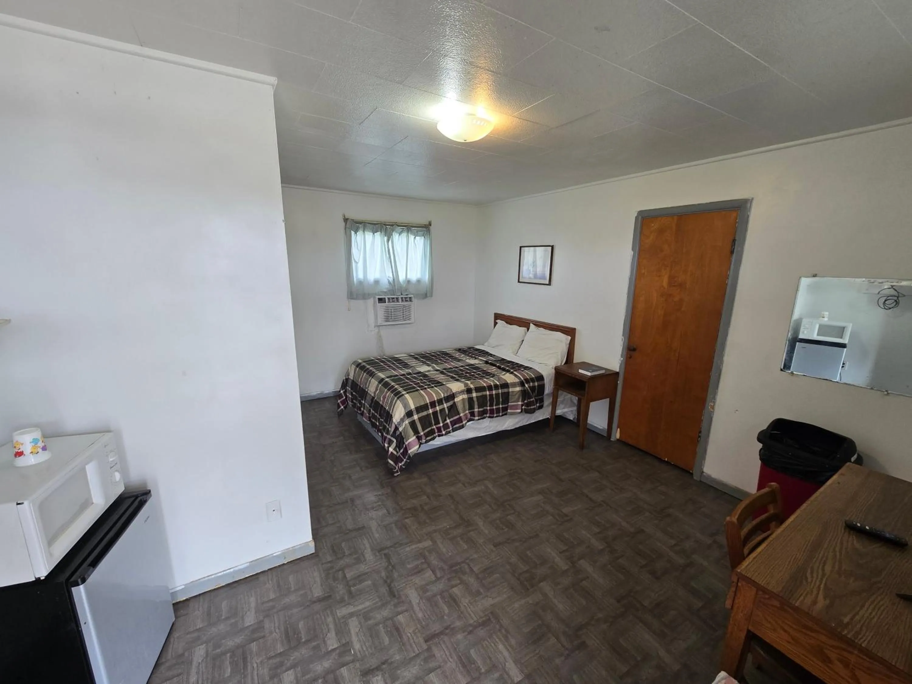 Bedroom, Bed in OYO Sandman Inn