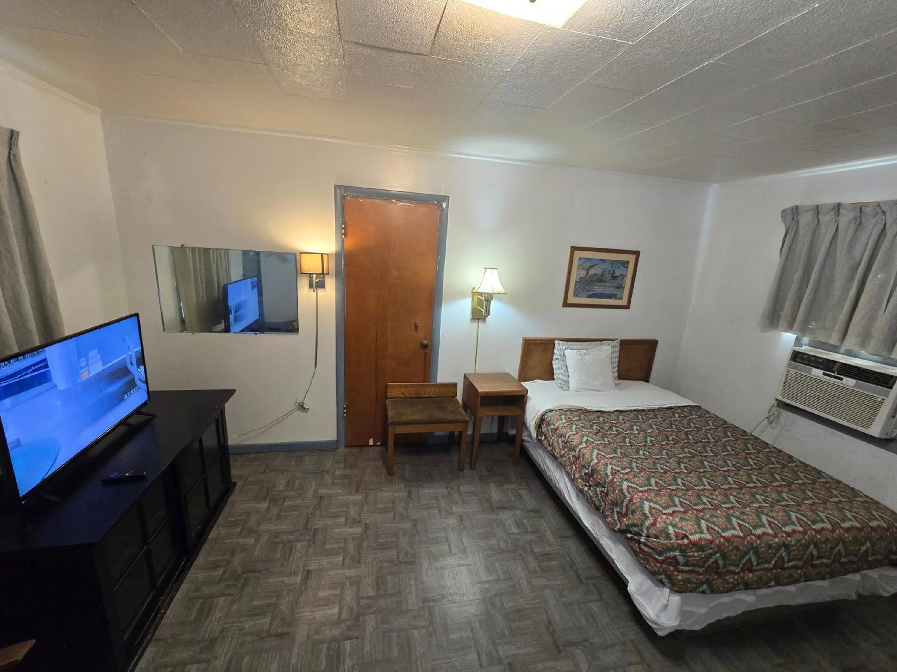 Bedroom, Bed in OYO Sandman Inn