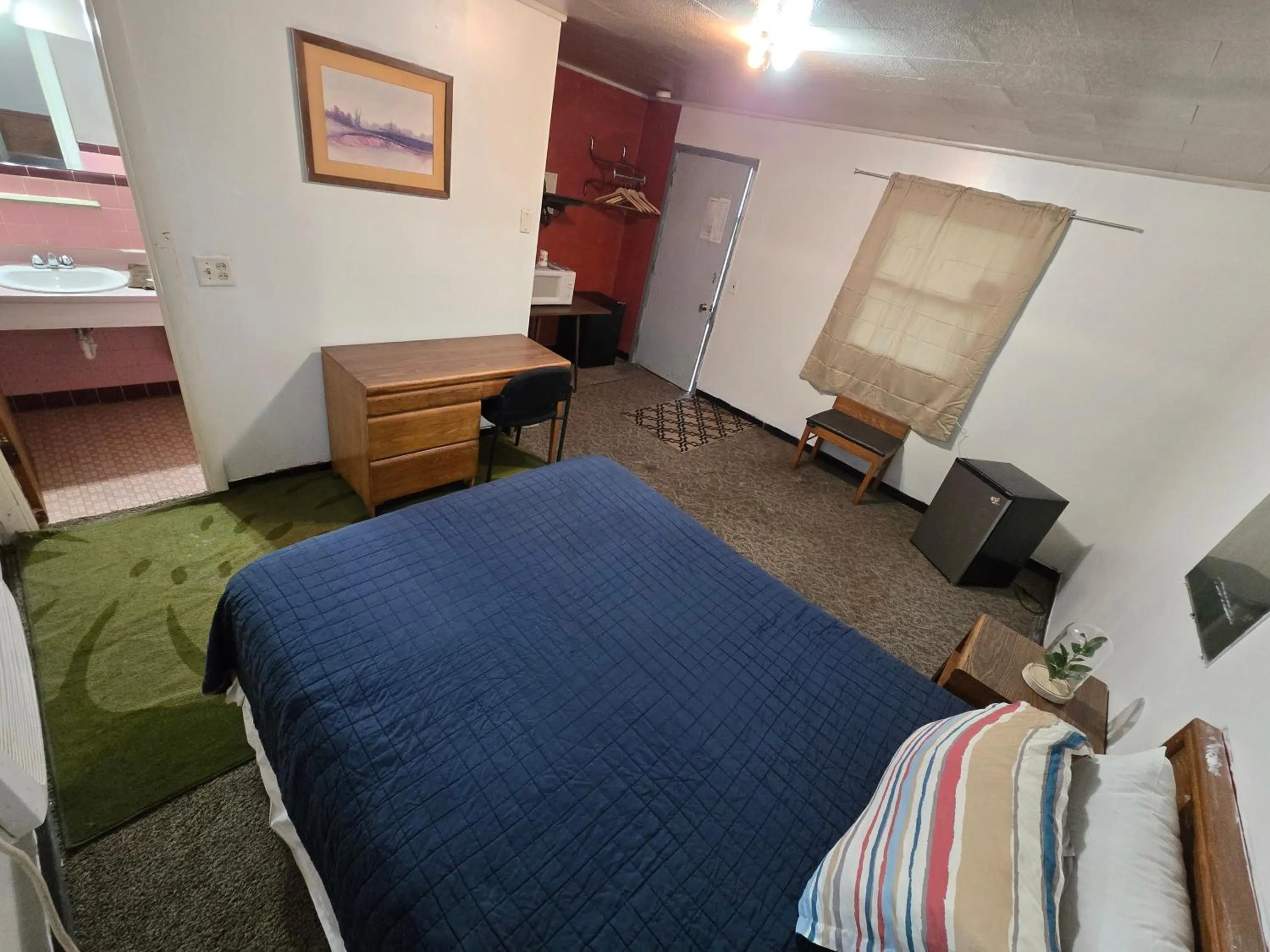 Bedroom, Bed in OYO Sandman Inn