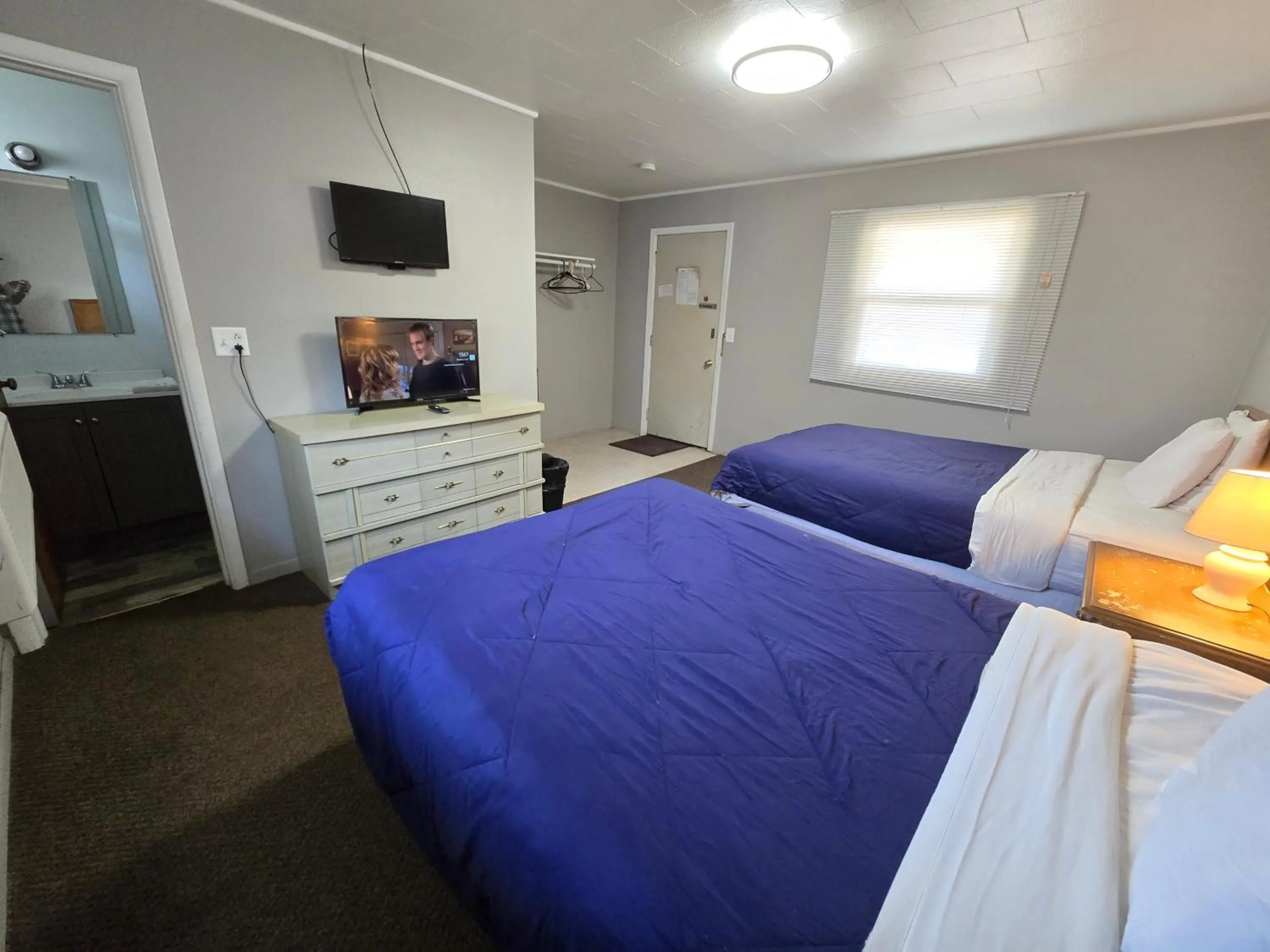Bedroom, Bed in OYO Sandman Inn