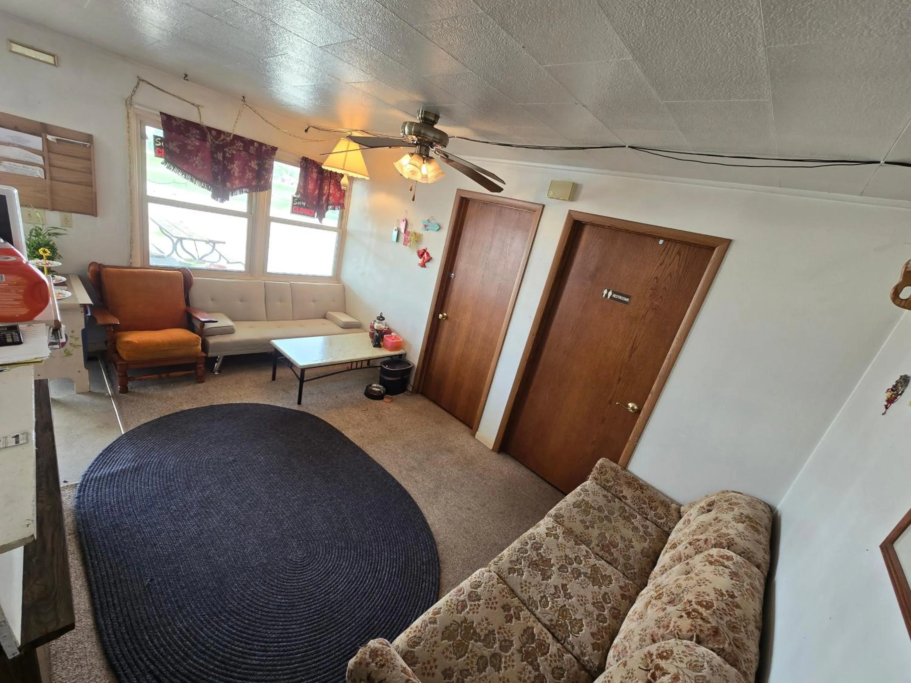 Seating area in OYO Sandman Inn