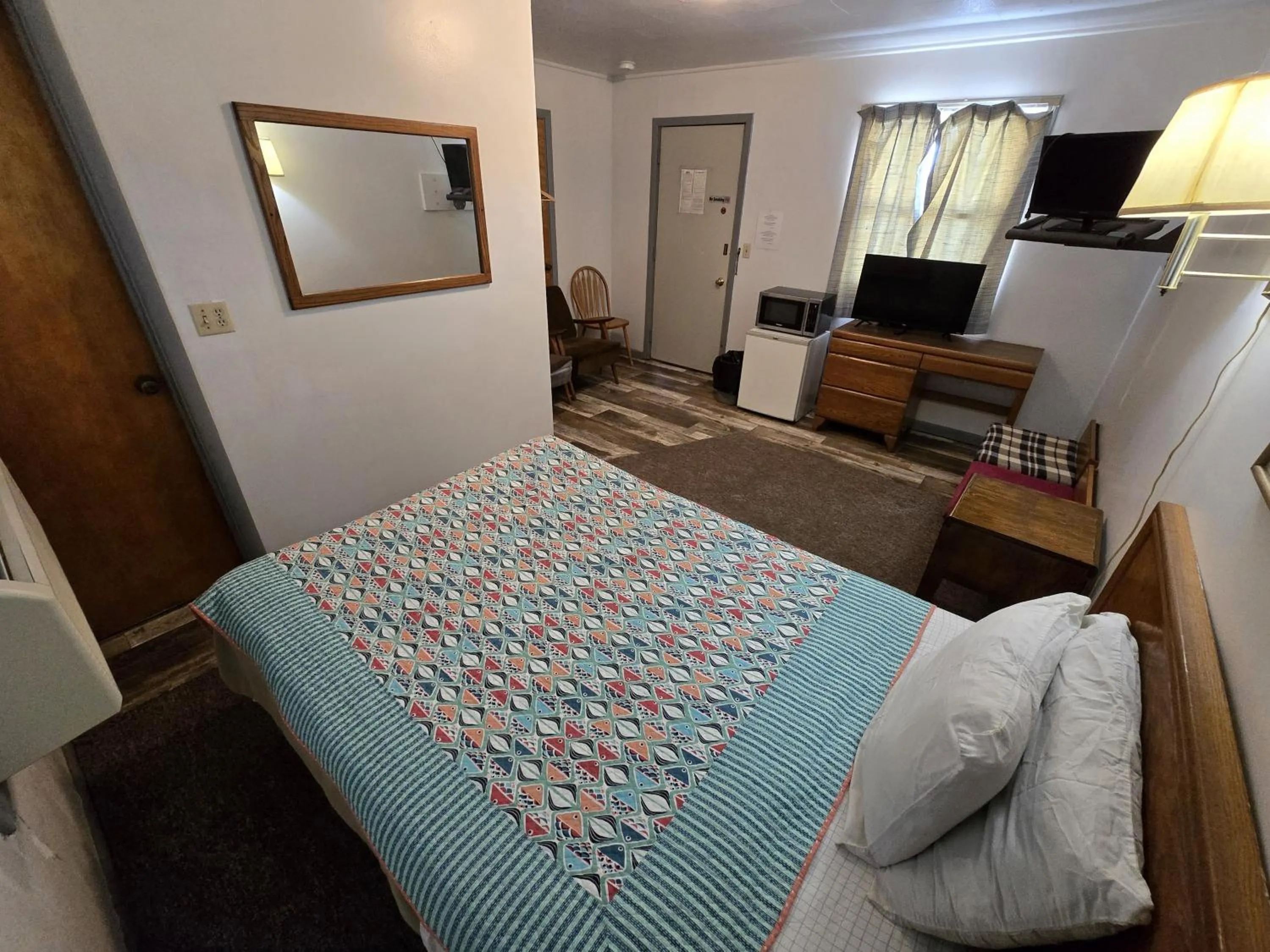 Bedroom, Bed in OYO Sandman Inn