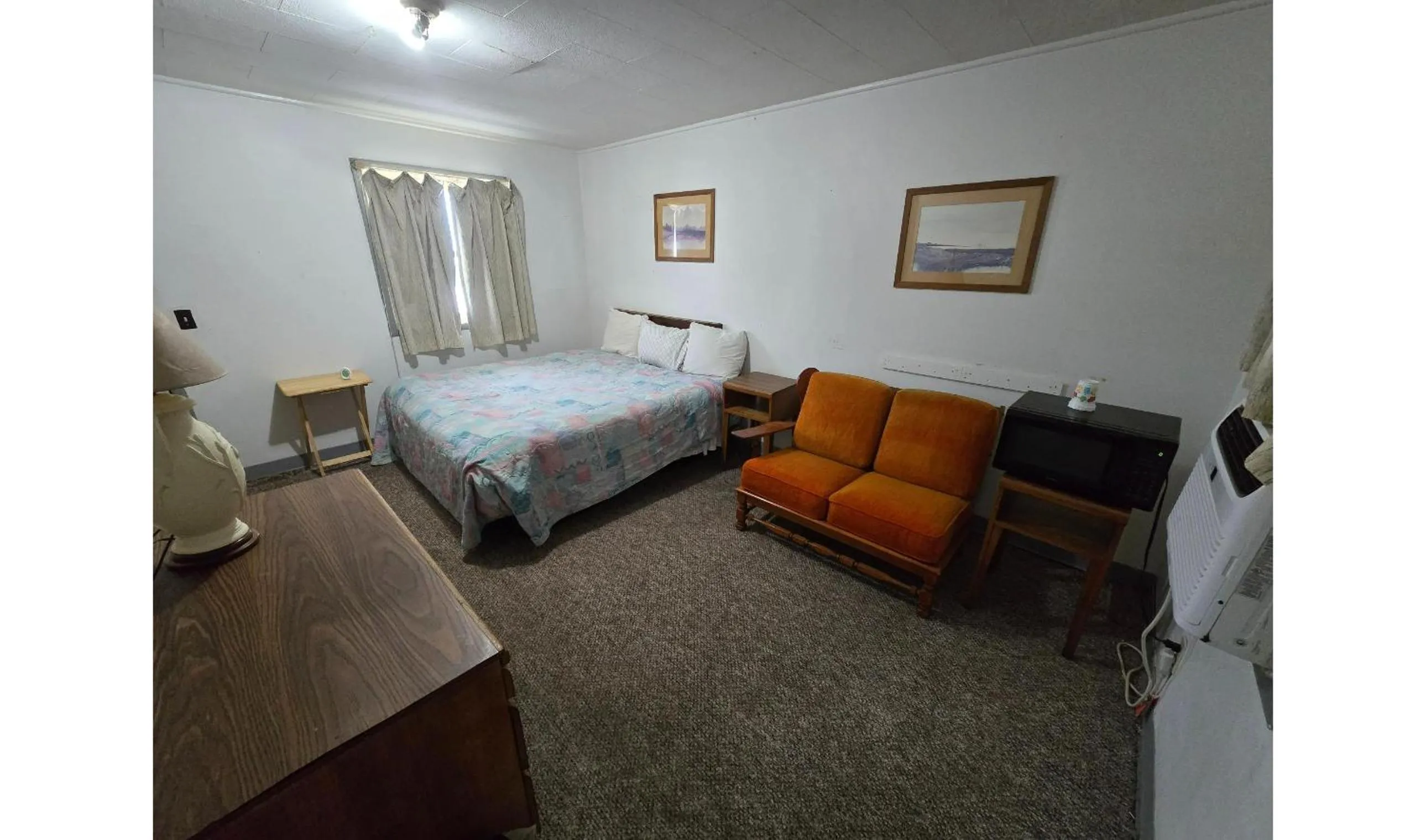 Bedroom, Bed in OYO Sandman Inn