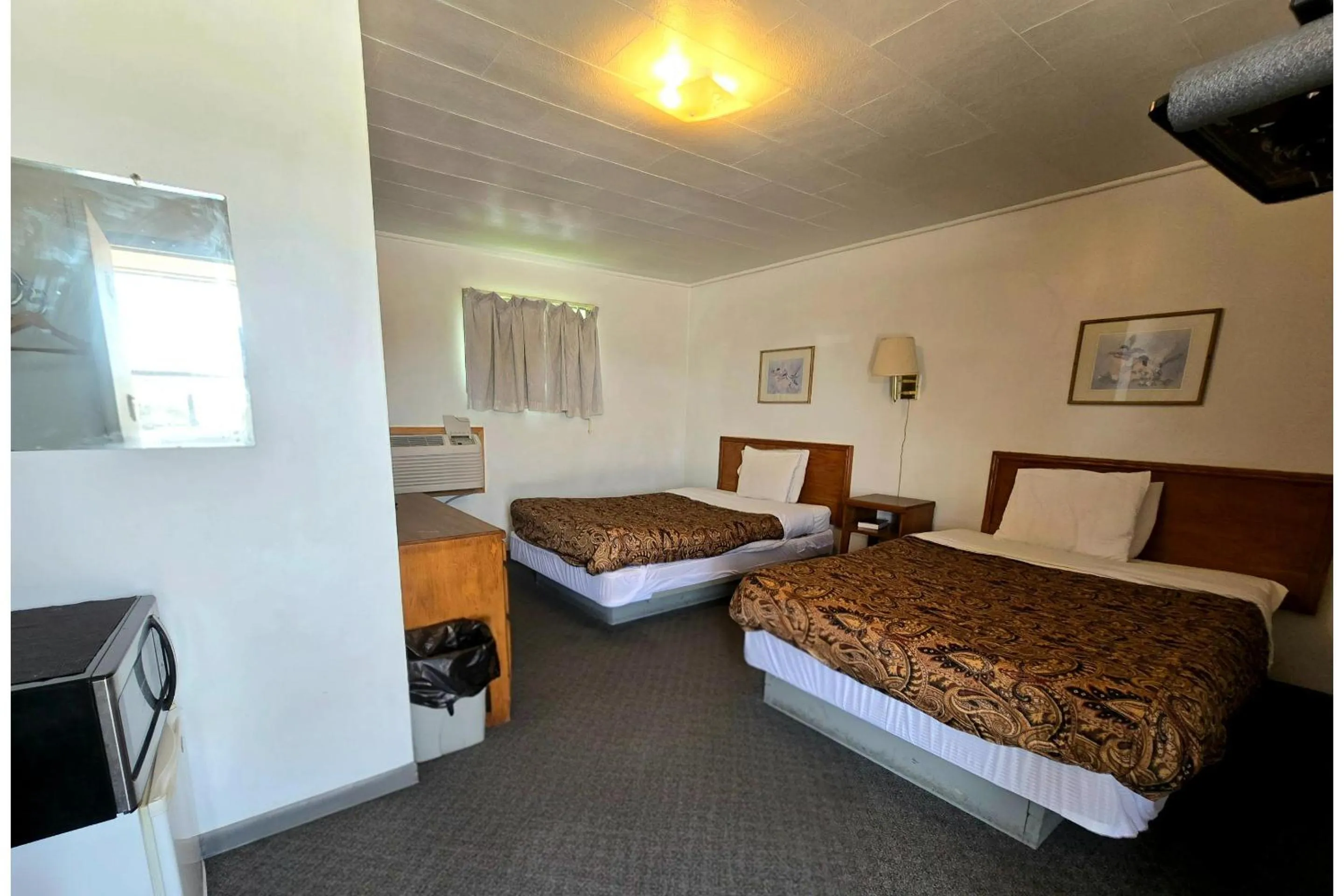 Bedroom, Bed in OYO Sandman Inn