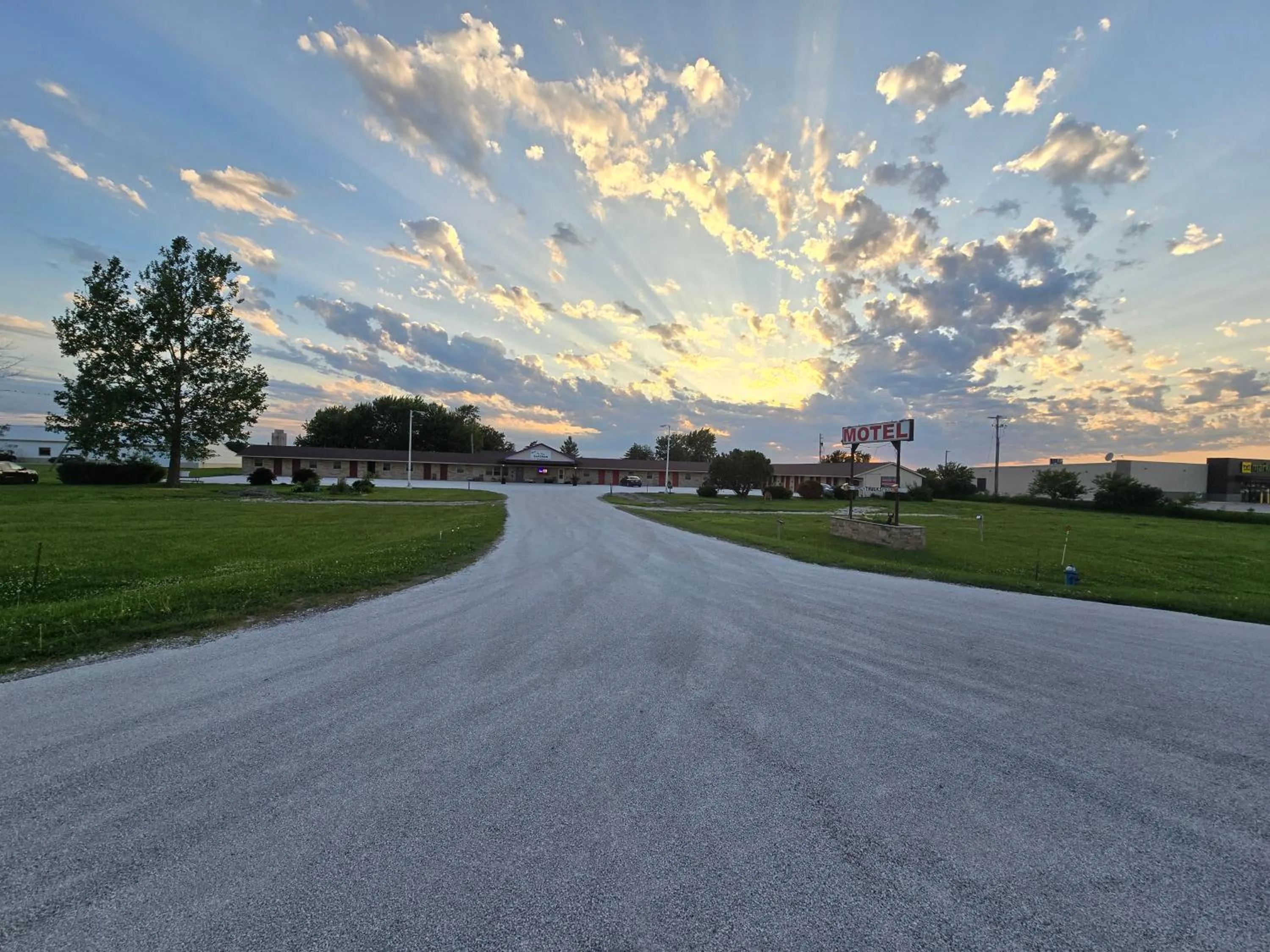 Facade/entrance in OYO Sandman Inn