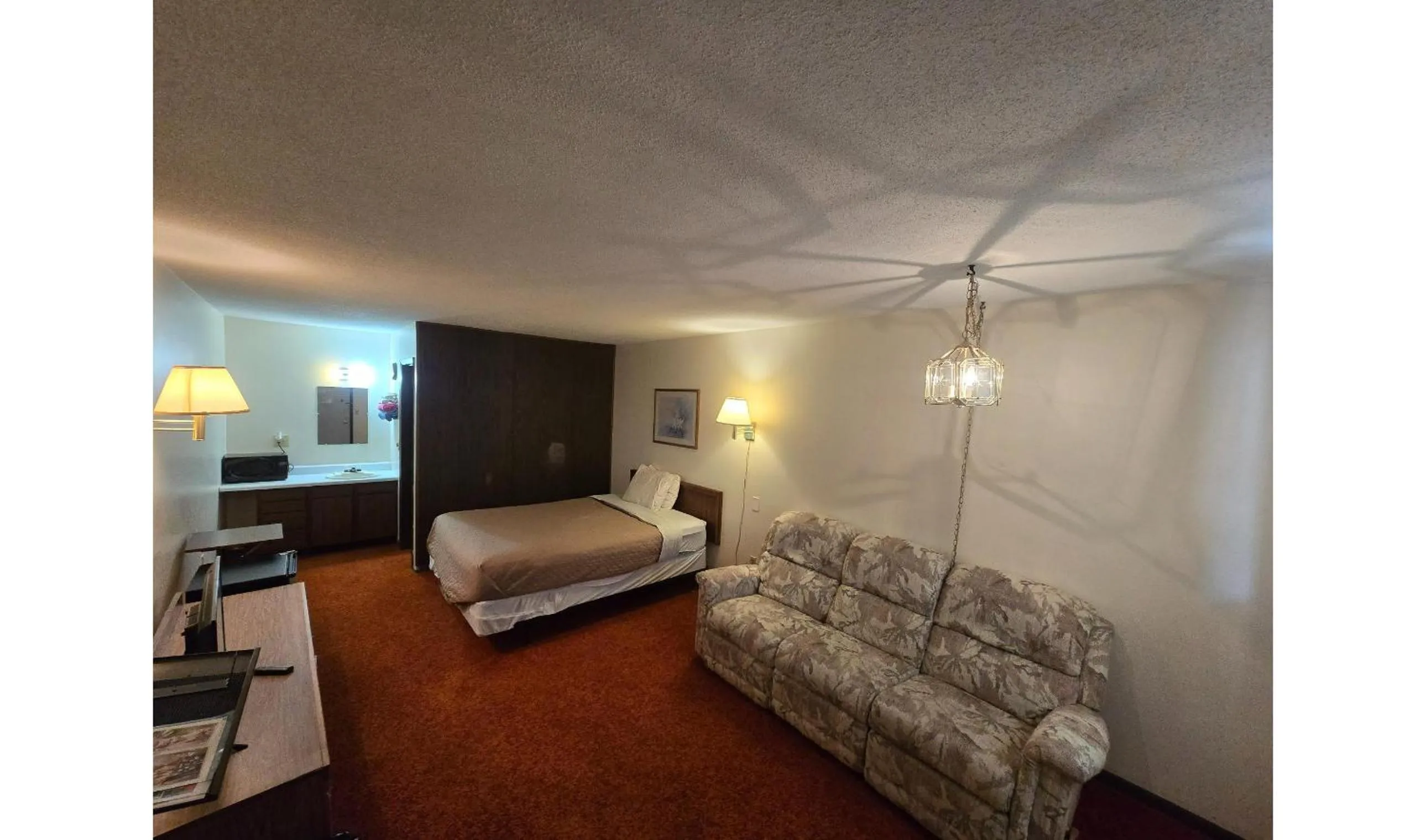 Bedroom, Bed in OYO Sandman Inn