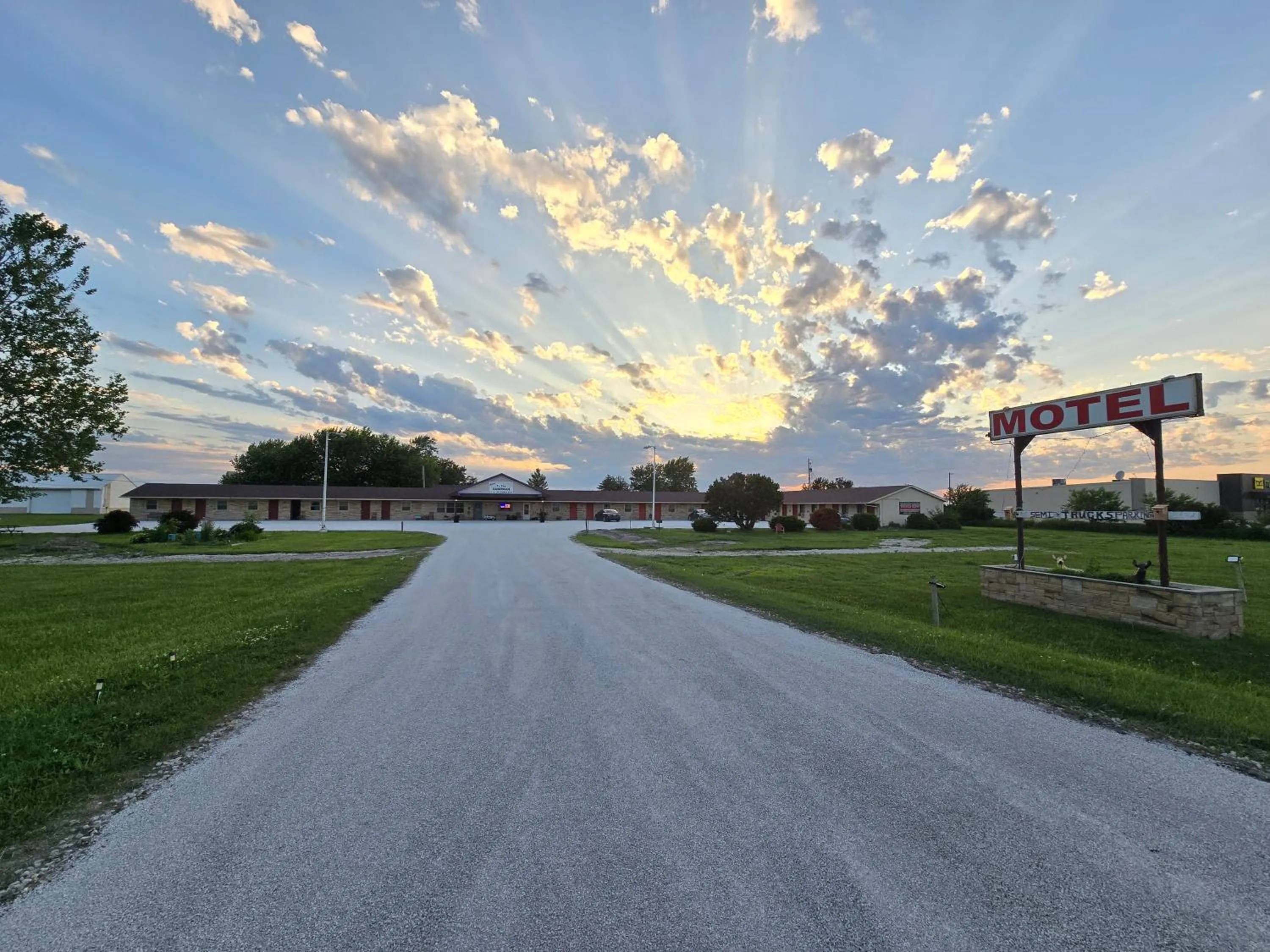 Facade/entrance in OYO Sandman Inn