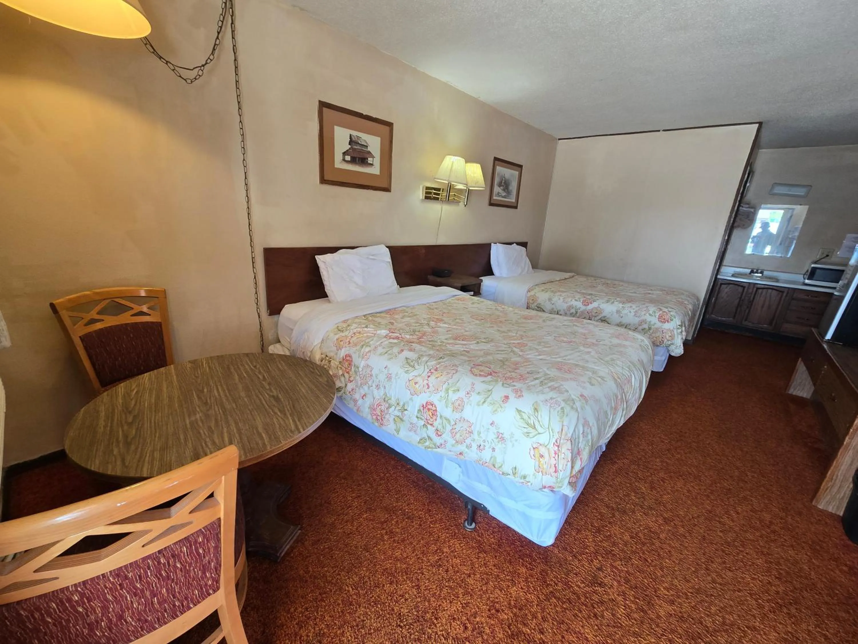 Bedroom, Bed in OYO Sandman Inn