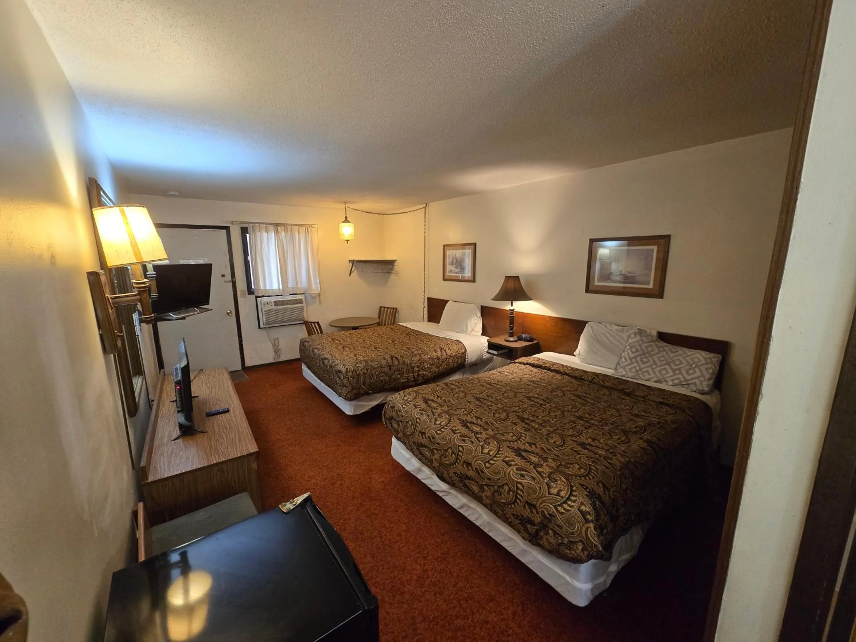 Bedroom, Bed in OYO Sandman Inn