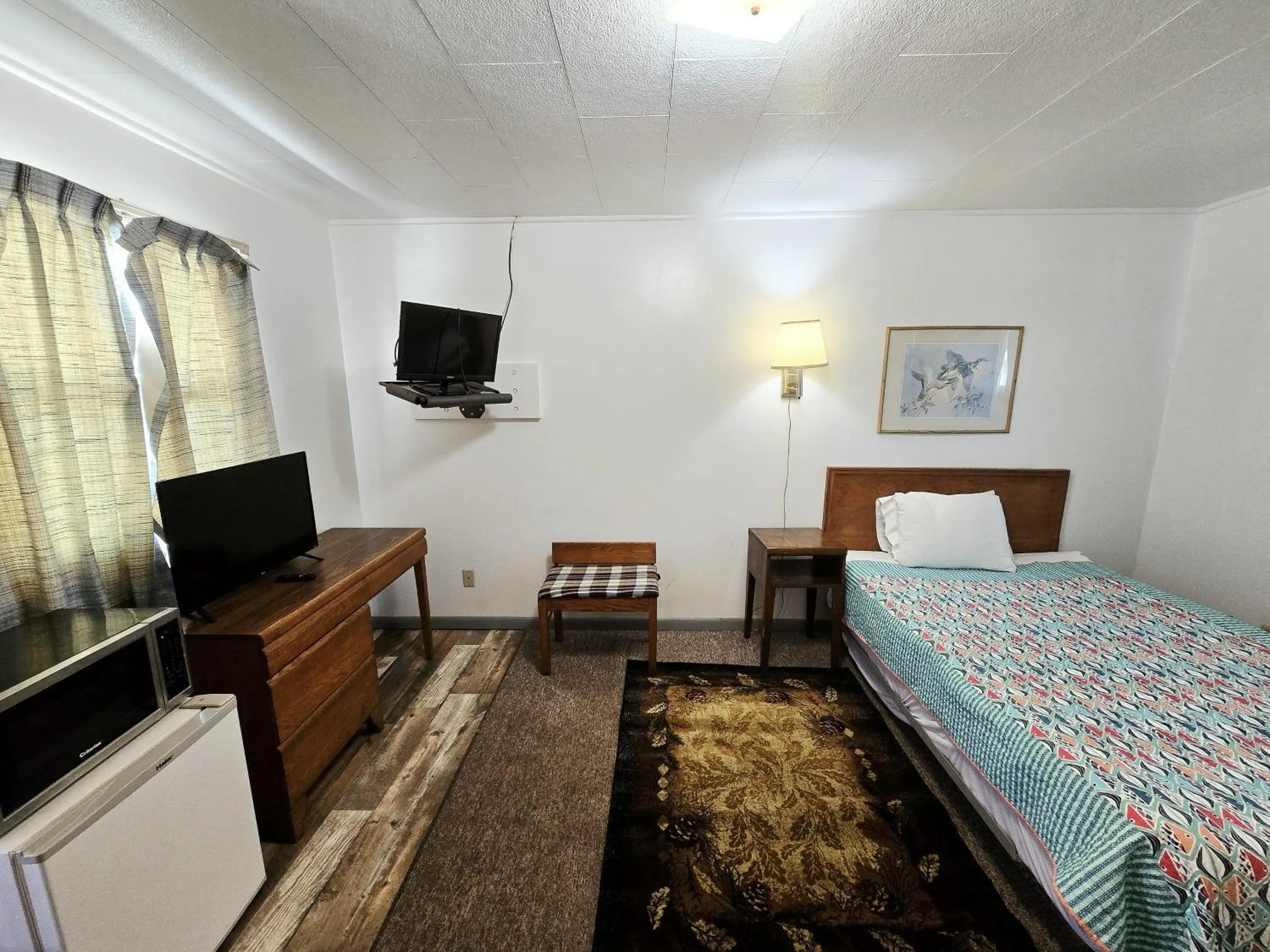 Bedroom, Bed in OYO Sandman Inn