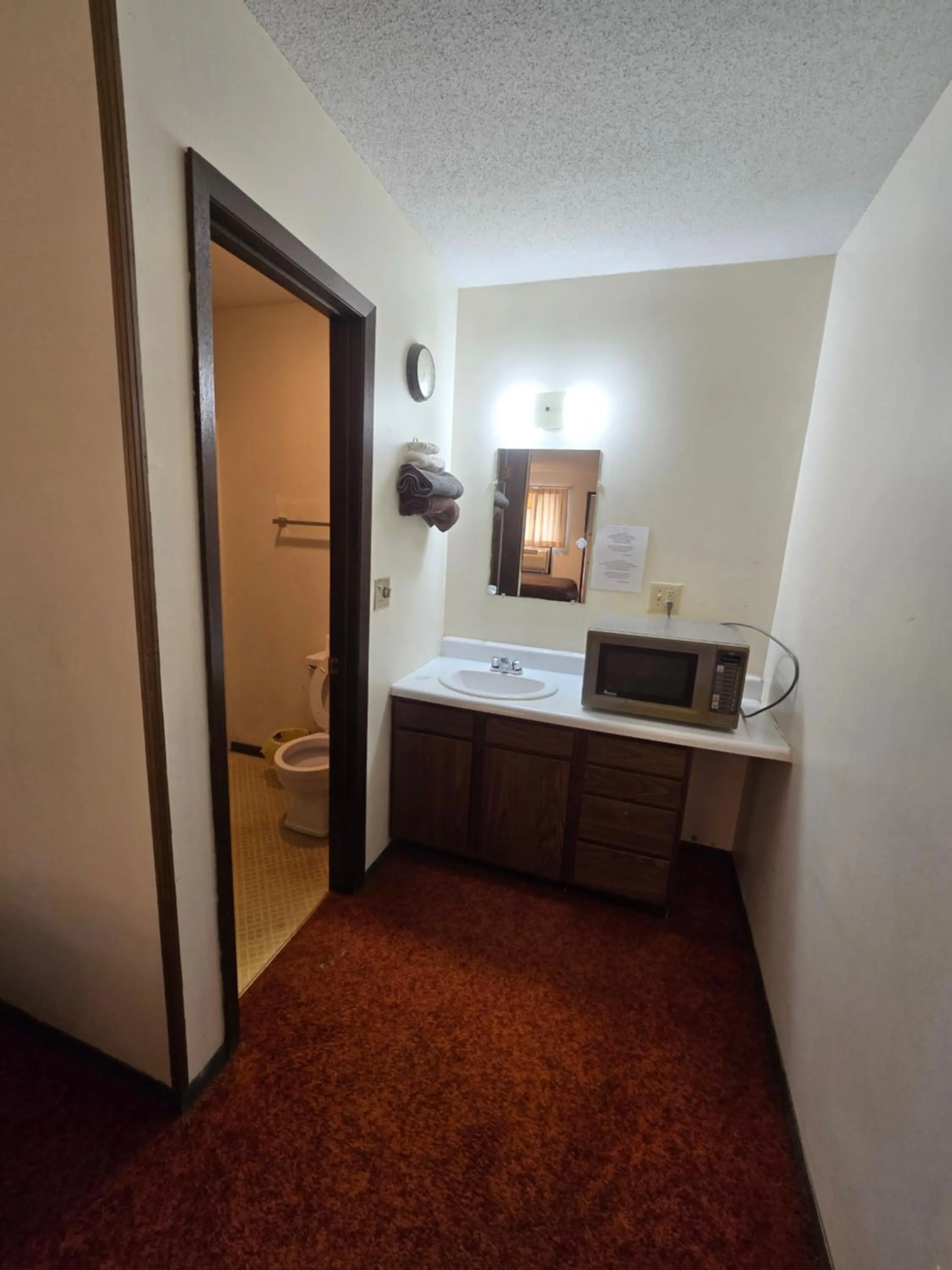 Area and facilities in OYO Sandman Inn