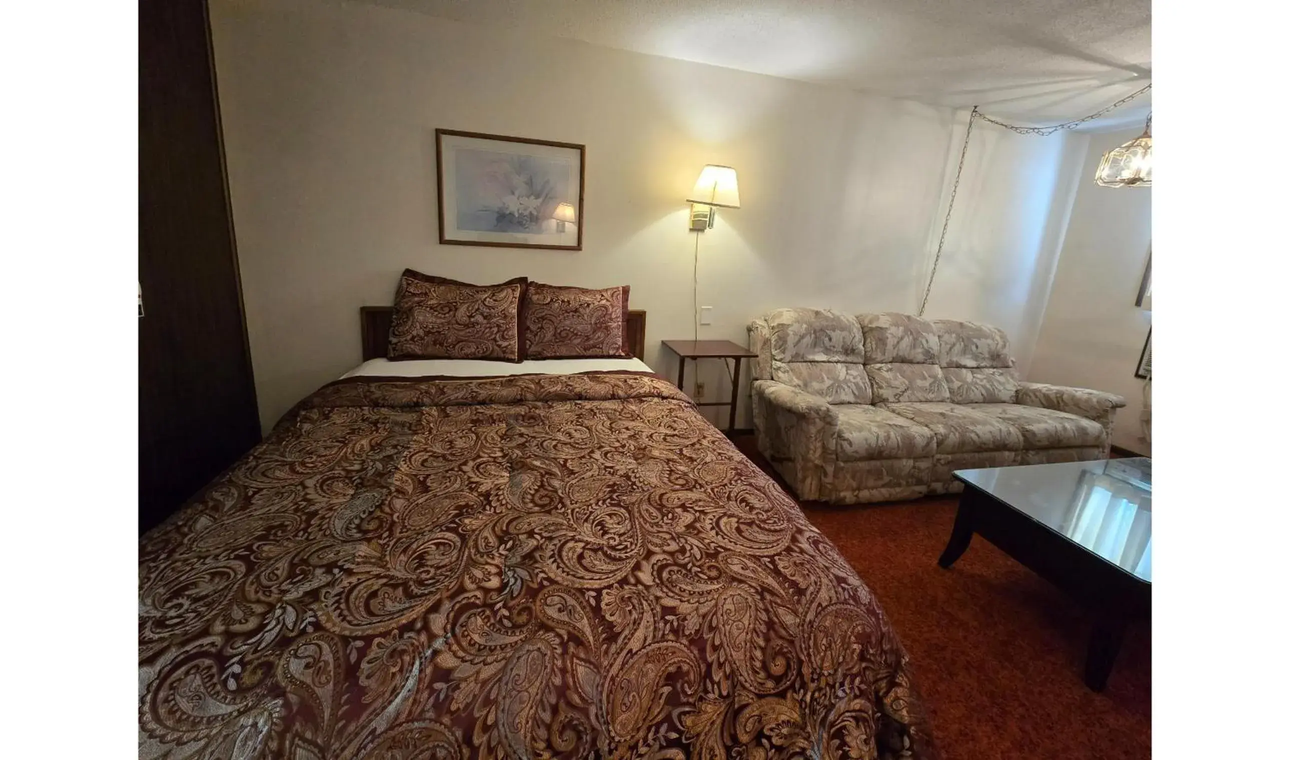 Queen Bed Non-Smoking in OYO Sandman Inn Queen Bed Non-Smoking in OYO Sandman Inn