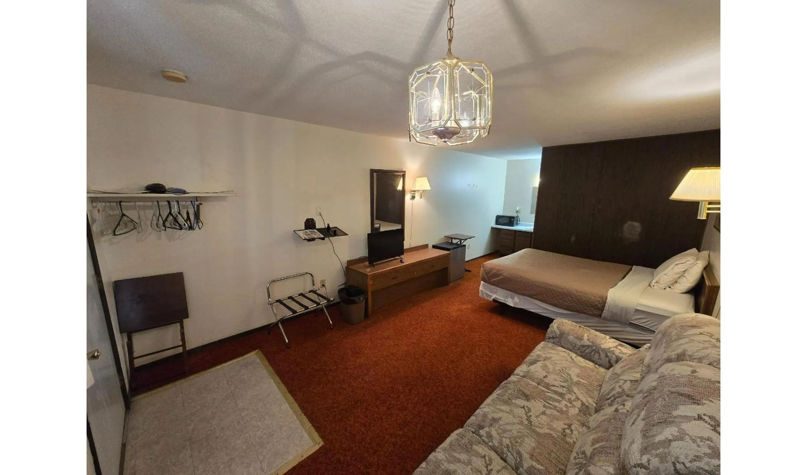 Bedroom, Bed in OYO Sandman Inn