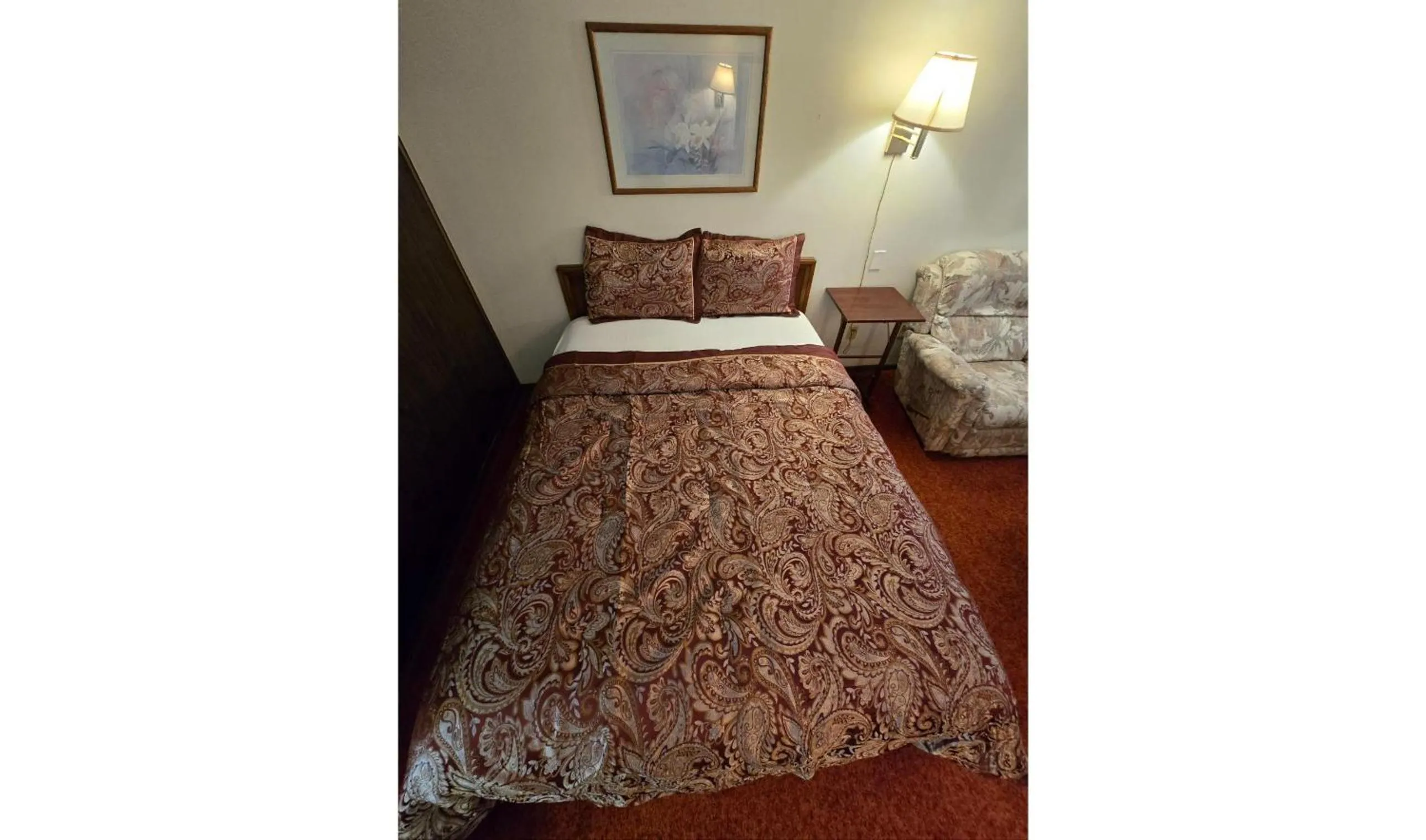 Bedroom, Bed in OYO Sandman Inn