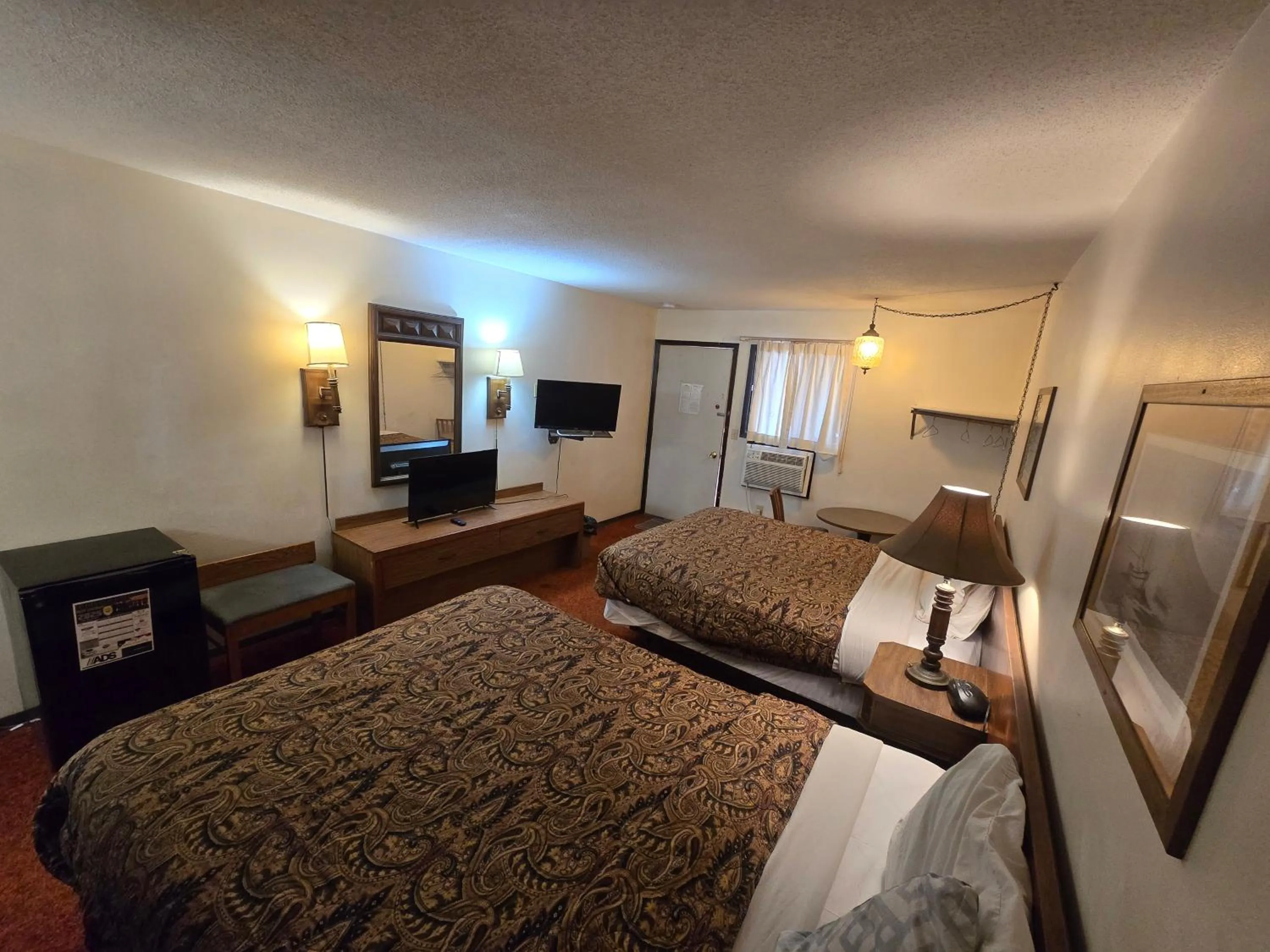 Bedroom, Bed in OYO Sandman Inn