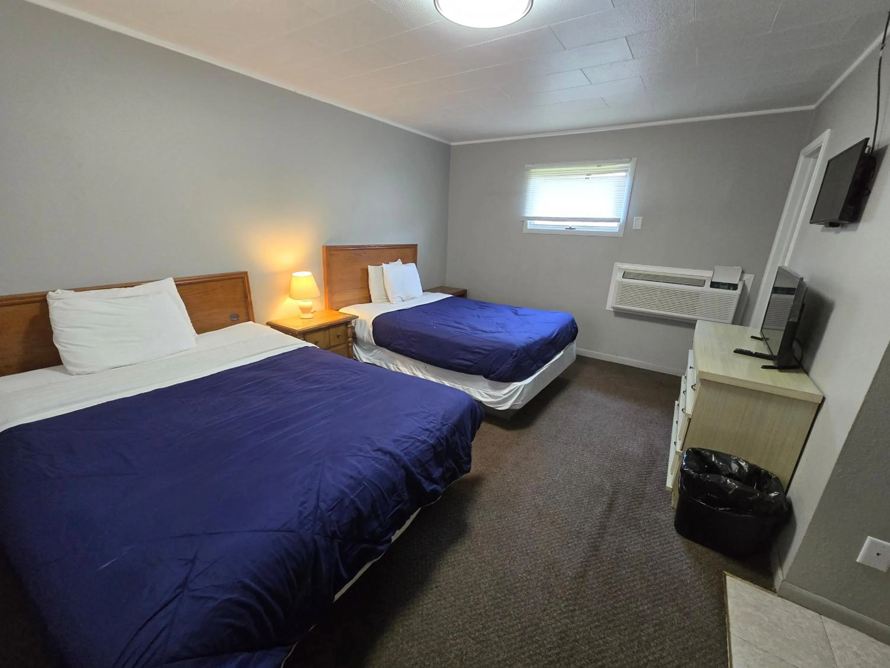 Bedroom, Bed in OYO Sandman Inn