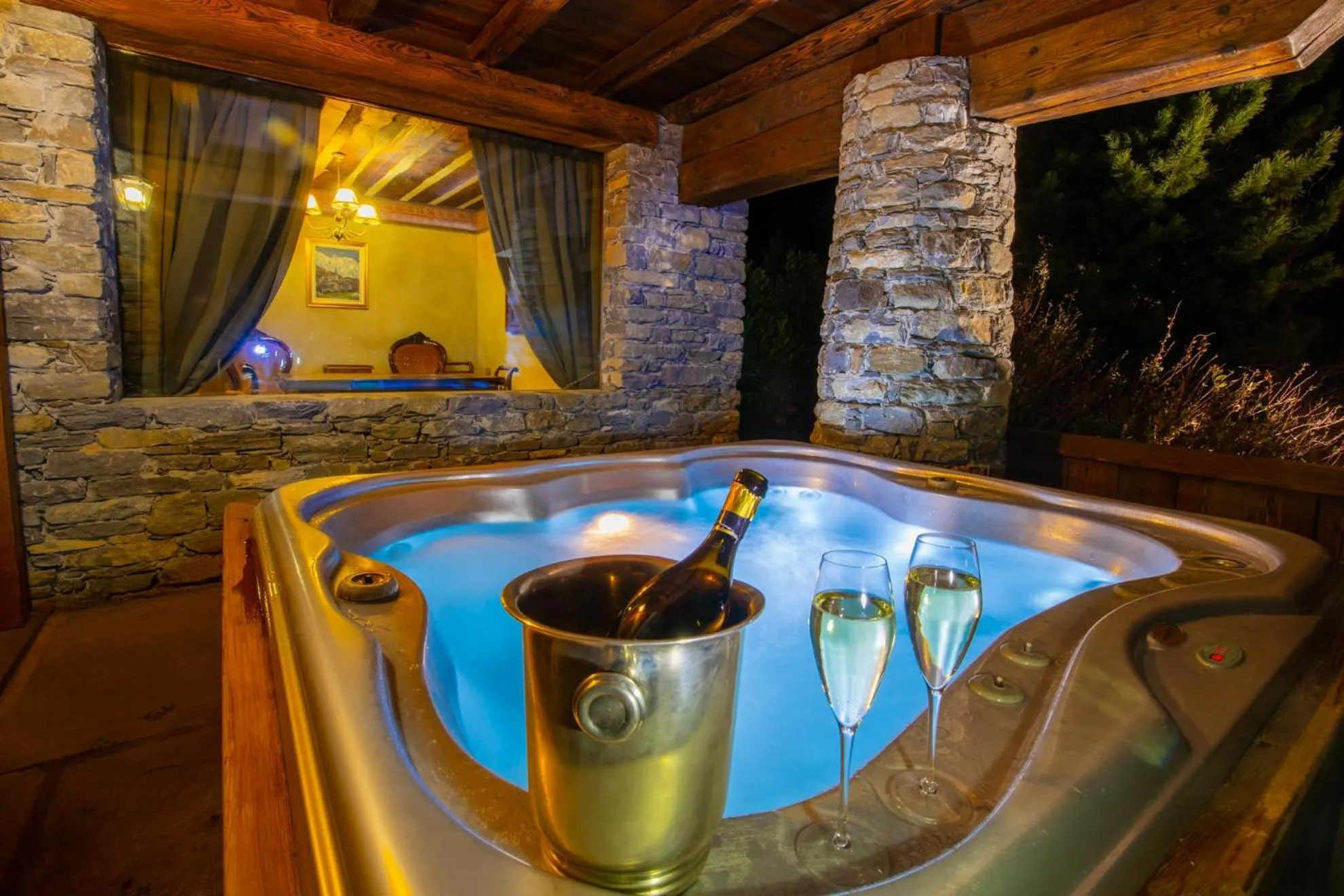 Hot Tub in Relais Mont Blanc Hotel & Spa
