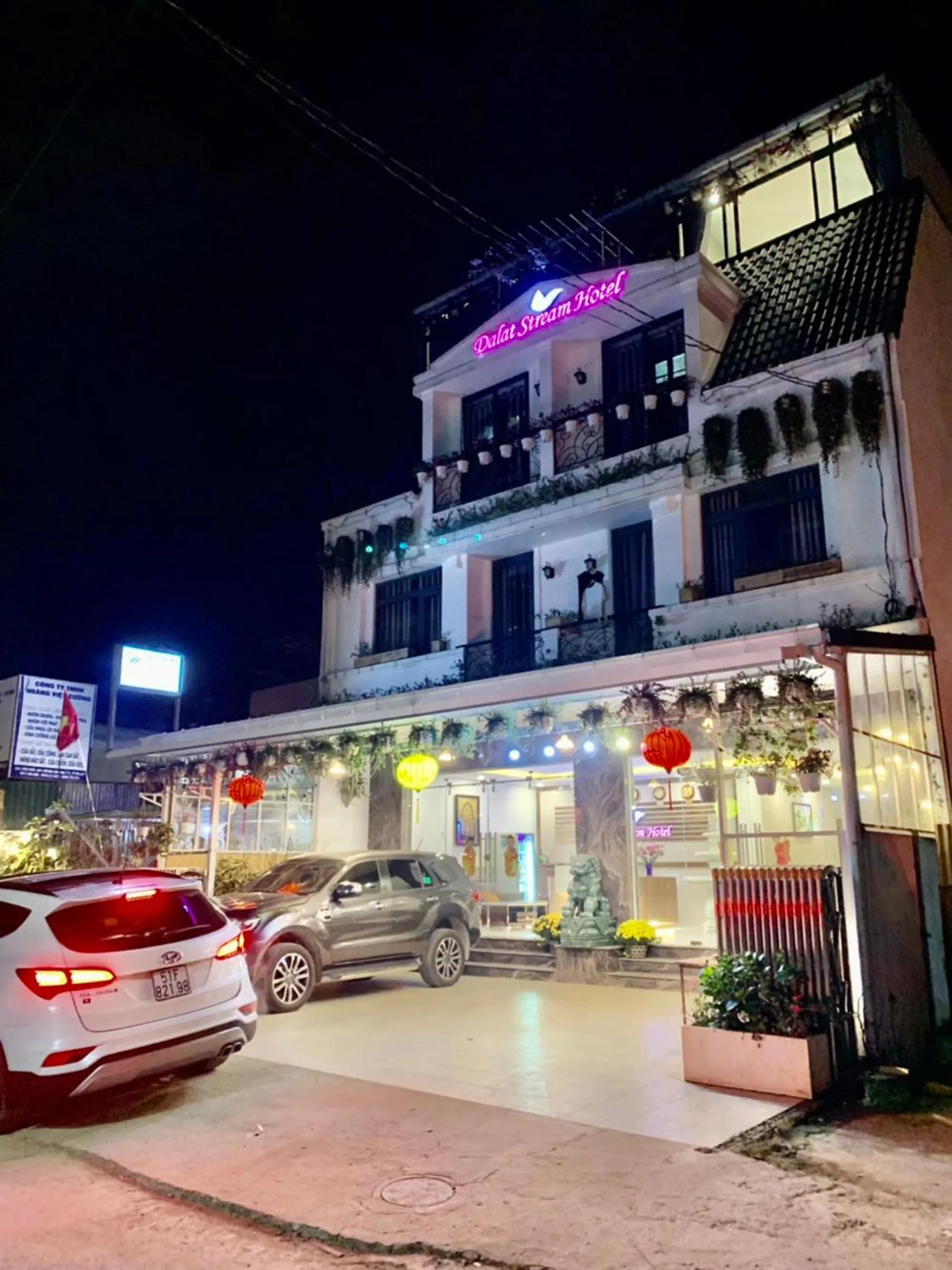 Parking in DALAT STREAM HOTEL-Khách sạn đẹp Đà Lạt